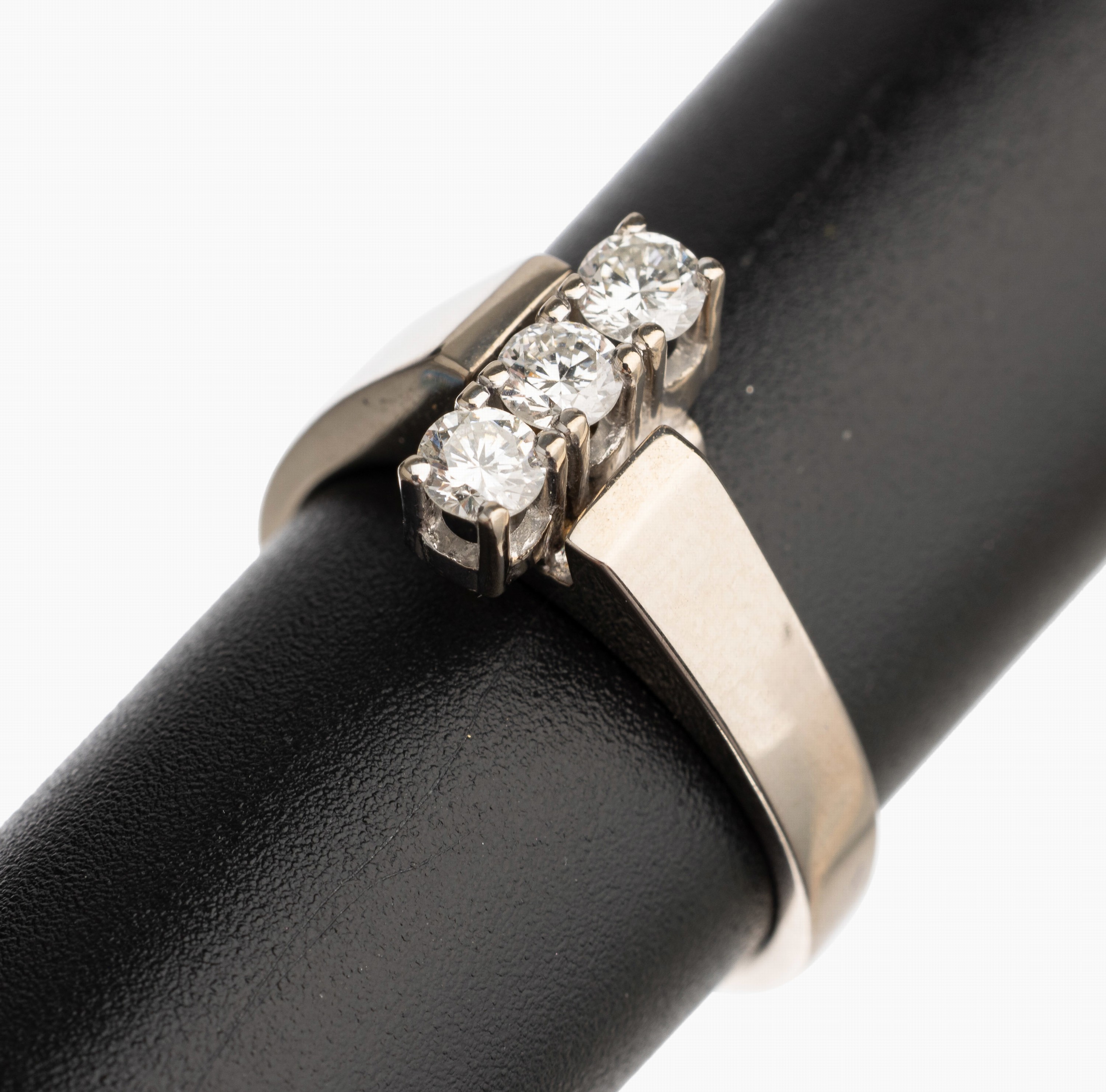 14 kt Gold Brillant Ring, WG 585/000, 3 Brillanten zus. ca. 0.45 ct feines Weiß/vs, total ca. 6.2 g, RW 53
