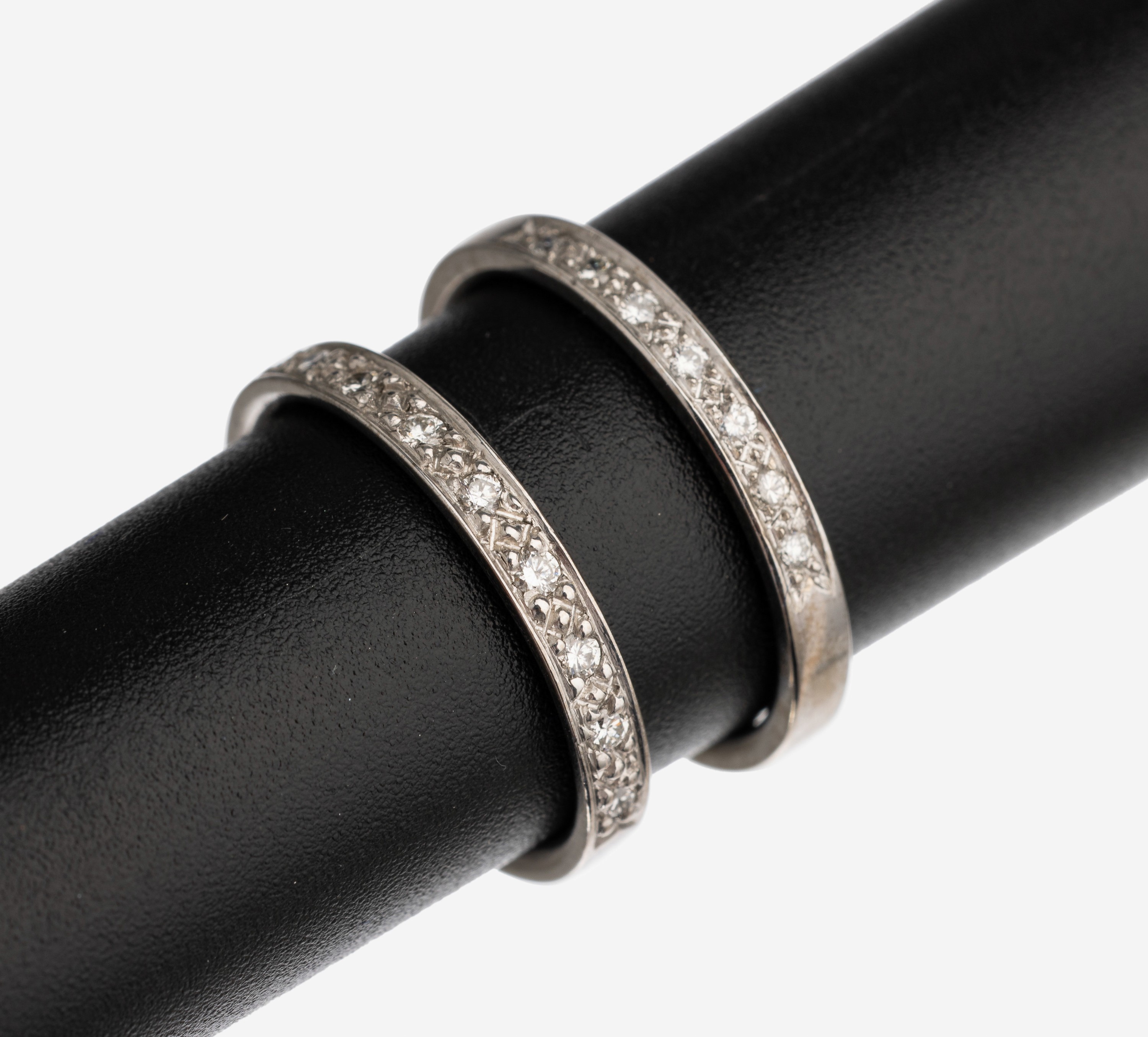 14 kt Gold Brillant Ring Duo, WG 585/000, 1x 9 Brillanten zus. ca. 0.13 ct feines Weiß/vs, RW 50; 1 x 7 Brillanten zus. ca. 0.08ct feines Weiß/ ...
