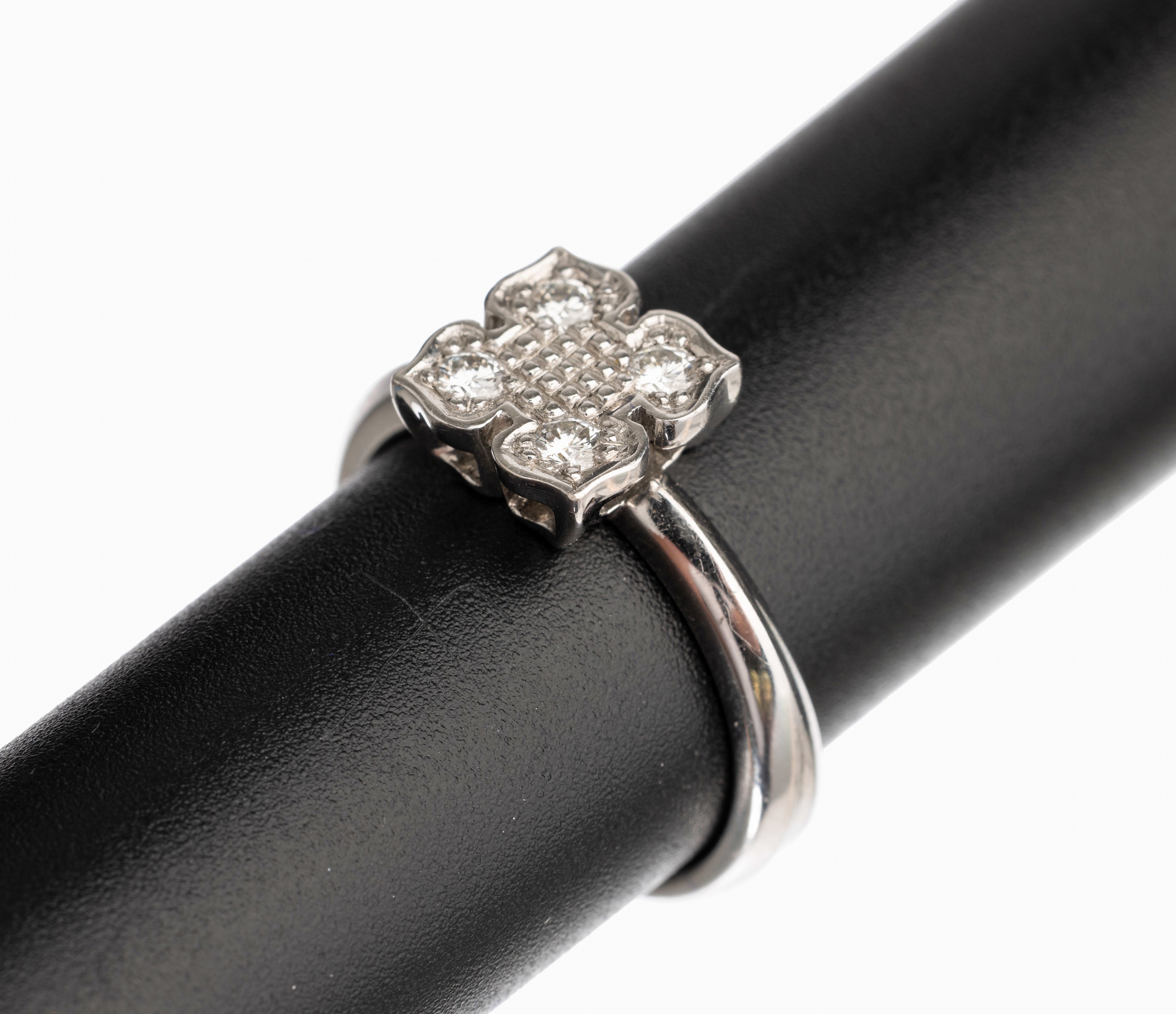 14 kt Gold Brillant Ring, WG 585/000, 4 Brillanten zus. ca. 0.25 ct feines Weiß/vs, total ca. 7.3 g, RW 56.5