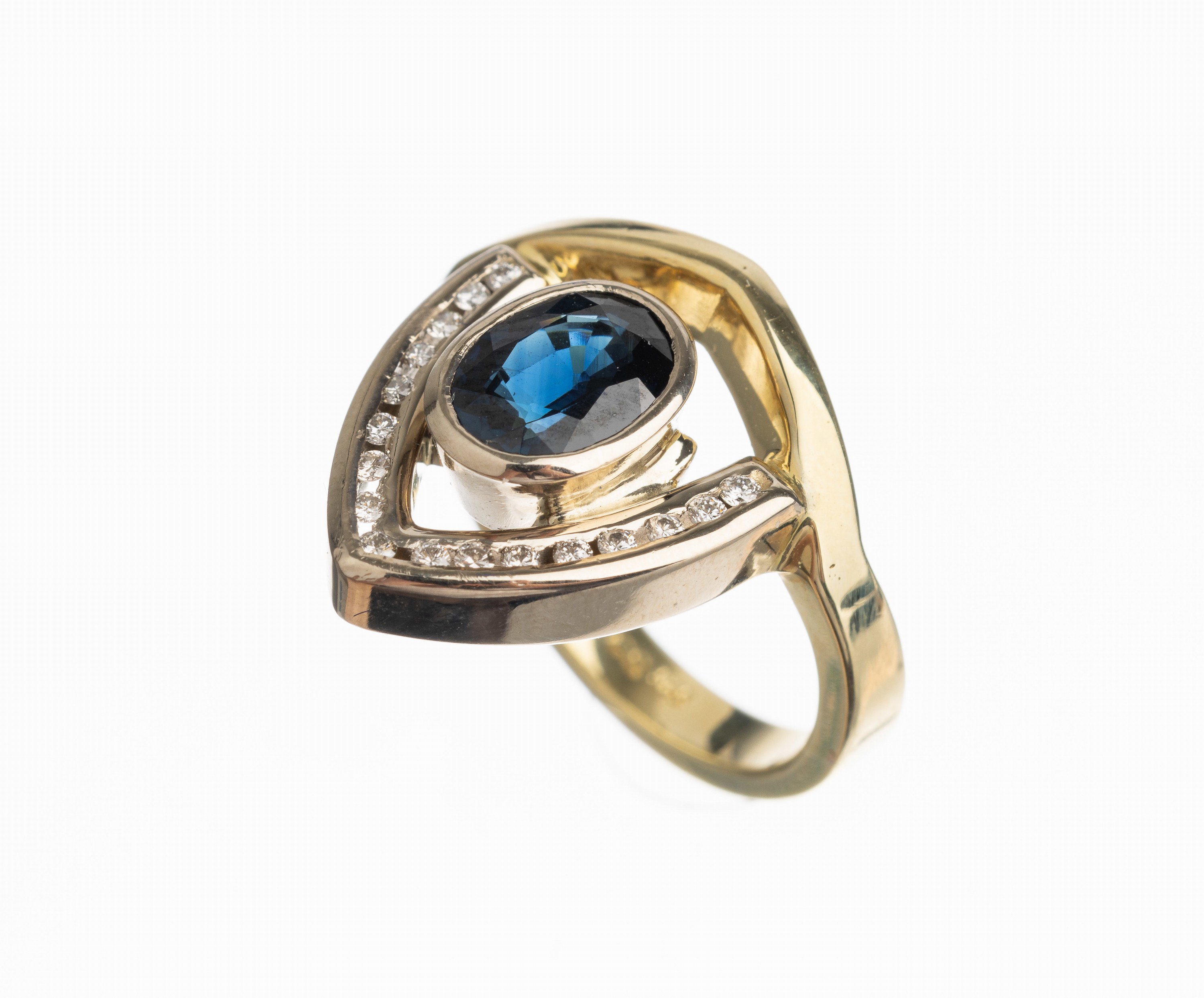 14 kt Gold Saphir Brillant Ring, GG/WG 585/000, ovalfacett. Saphir ca. 1.90 ct, 17 Brillanten zus. ca. 0.20 ct Weiß/si, total ca. 10.4 g, RW 58