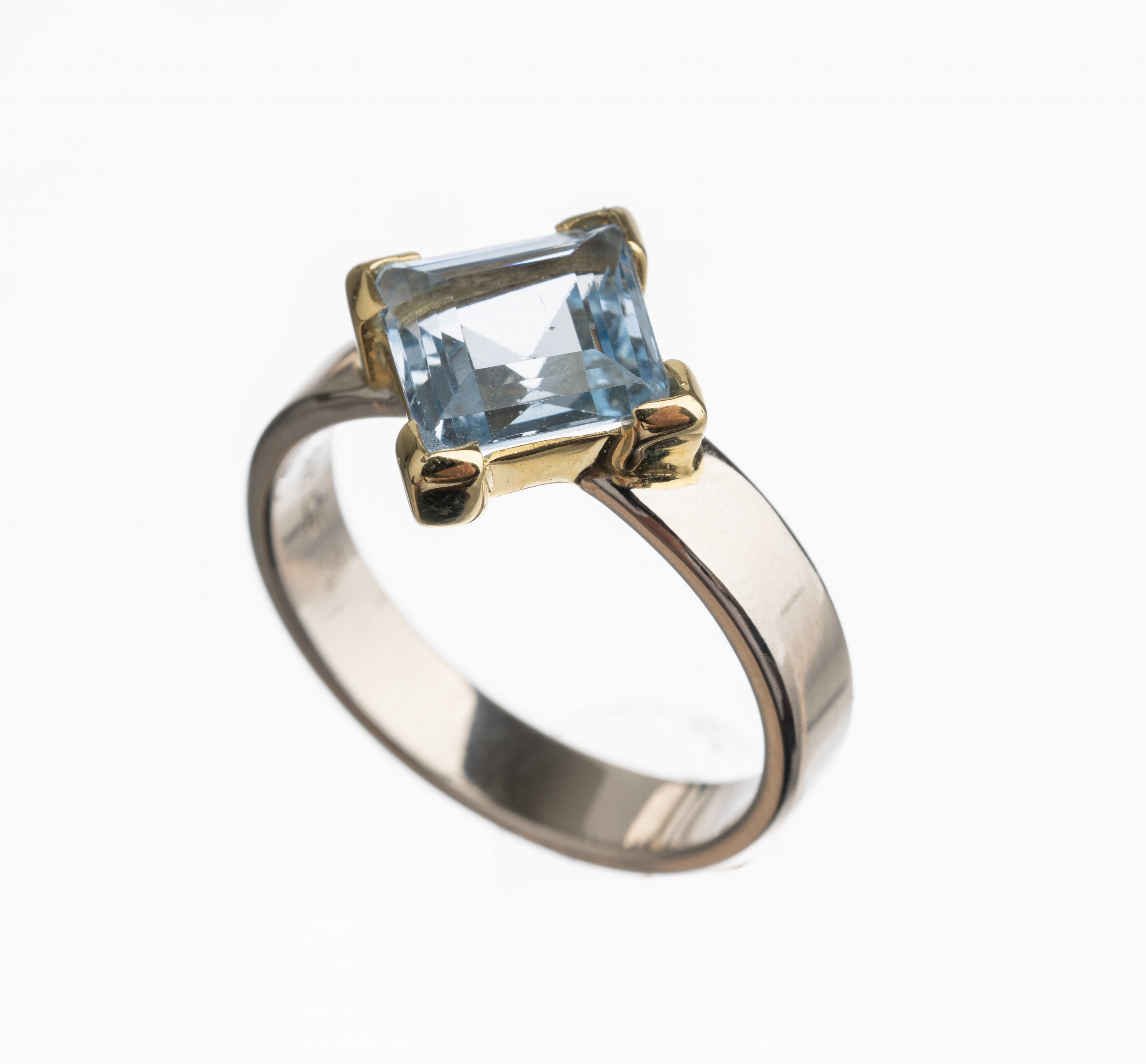 14 kt Gold und Platin Aquamarin Ring, GG 585/000 und Platin, Aquamarin-Carree ca. 1.80 ct, total ca. 8.1 g, RW 57