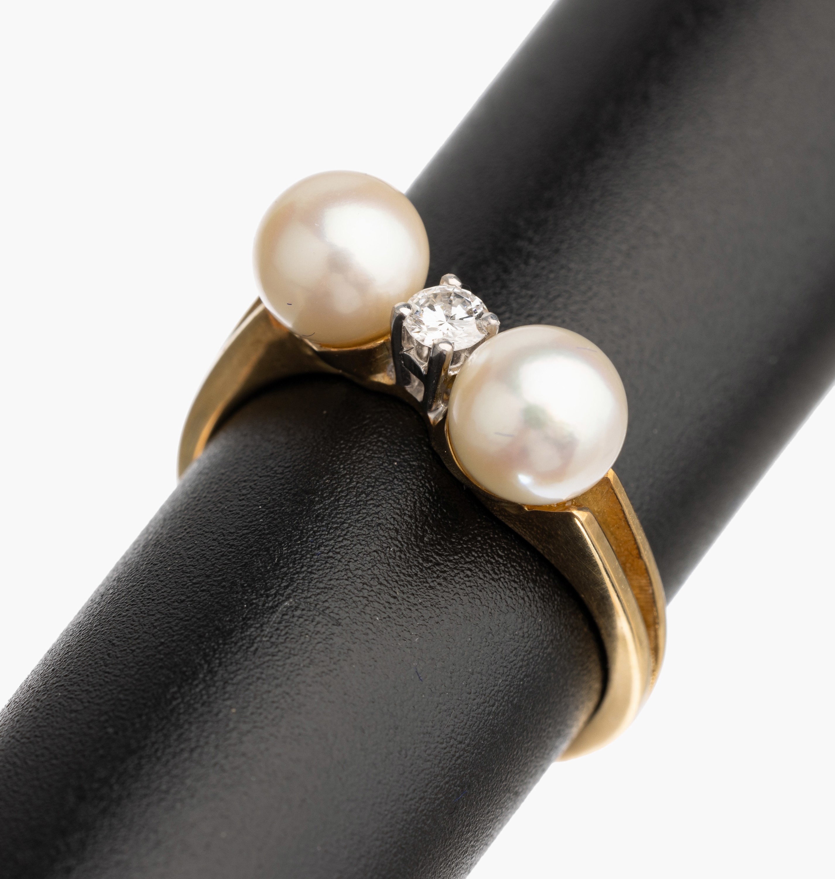 14 kt Gold Perl Brillant Ring, GG 585/000, 1 WG gefasst 1 Brillant ca. 0.15 ct feines Weiß/vs, 2 Zuchtperlen Durchm. ca. 6.6 mm, total ca. 4.3 g, ...