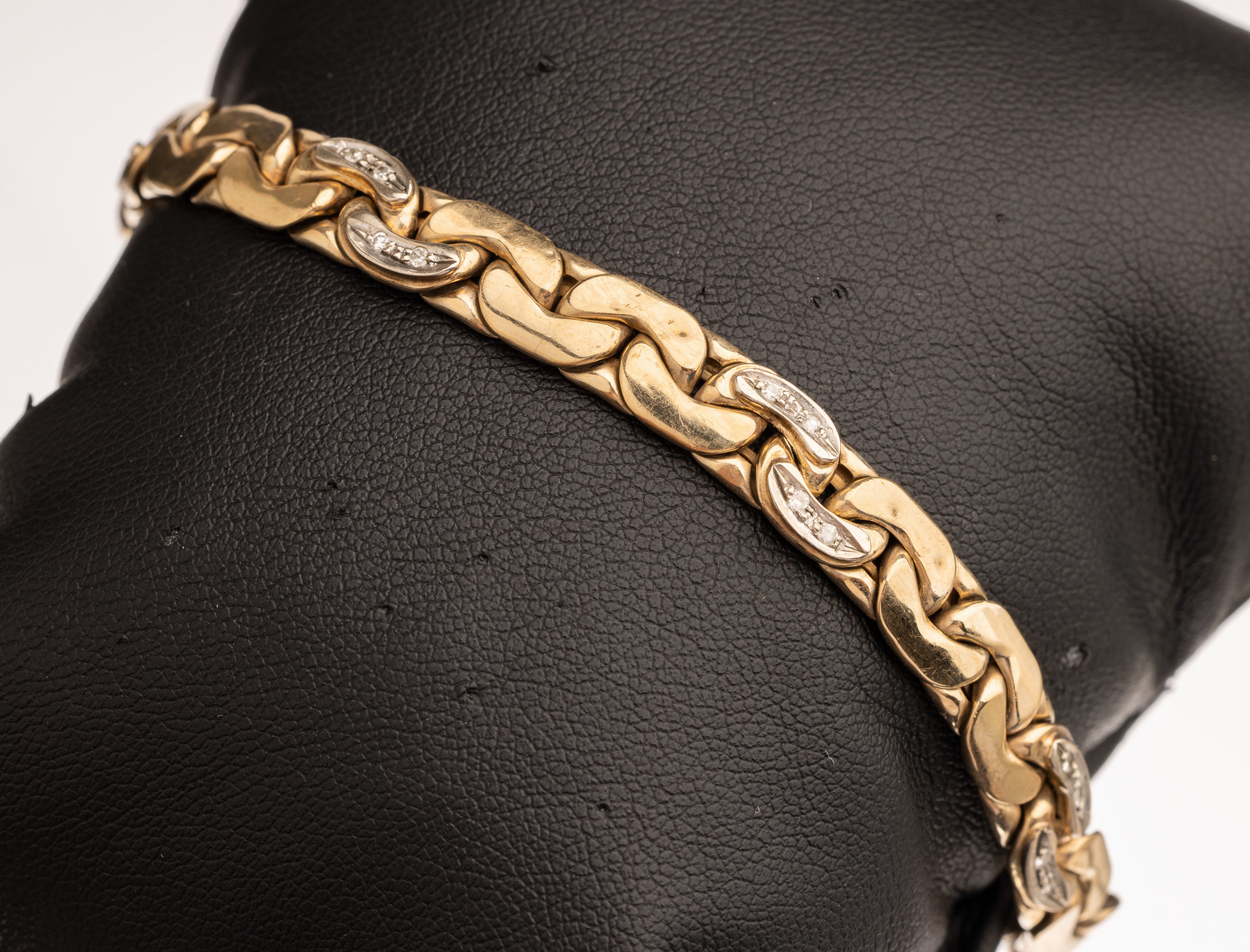 8 kt Gold Diamant-Armband, GG 333/000, kl. 8/8-Diamanten in rhod. Fassungen, total ca. 12.5 g, Kastenschloß mit Sicherheitsachten, L. ca. 20 cm