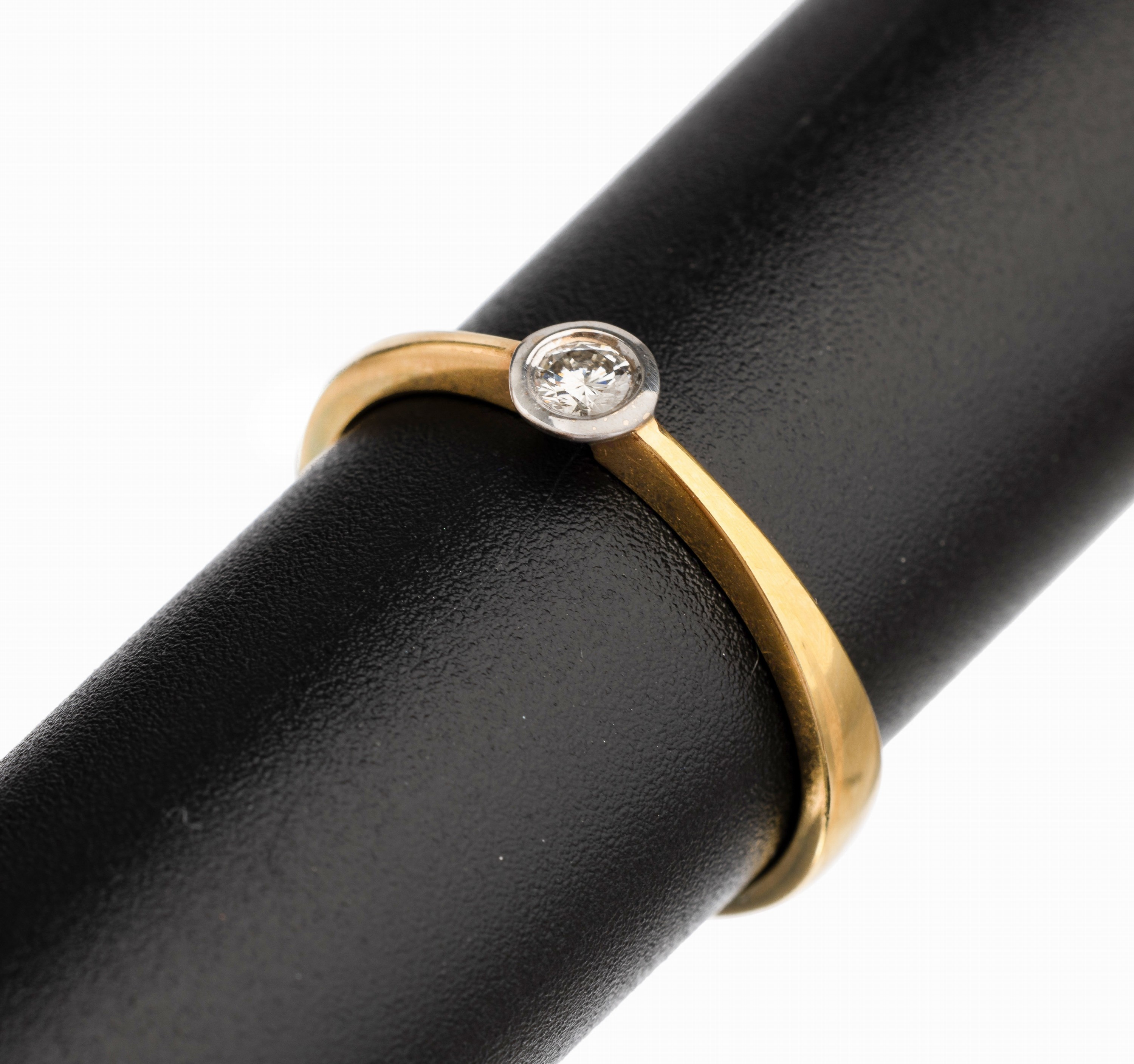 18 kt Gold Brillant Ring, GG 750/000, in WGgefasster Brillant Solitär ca. 0.10 ct feines Weiß/vs, total ca. 3.2 g, RW 56