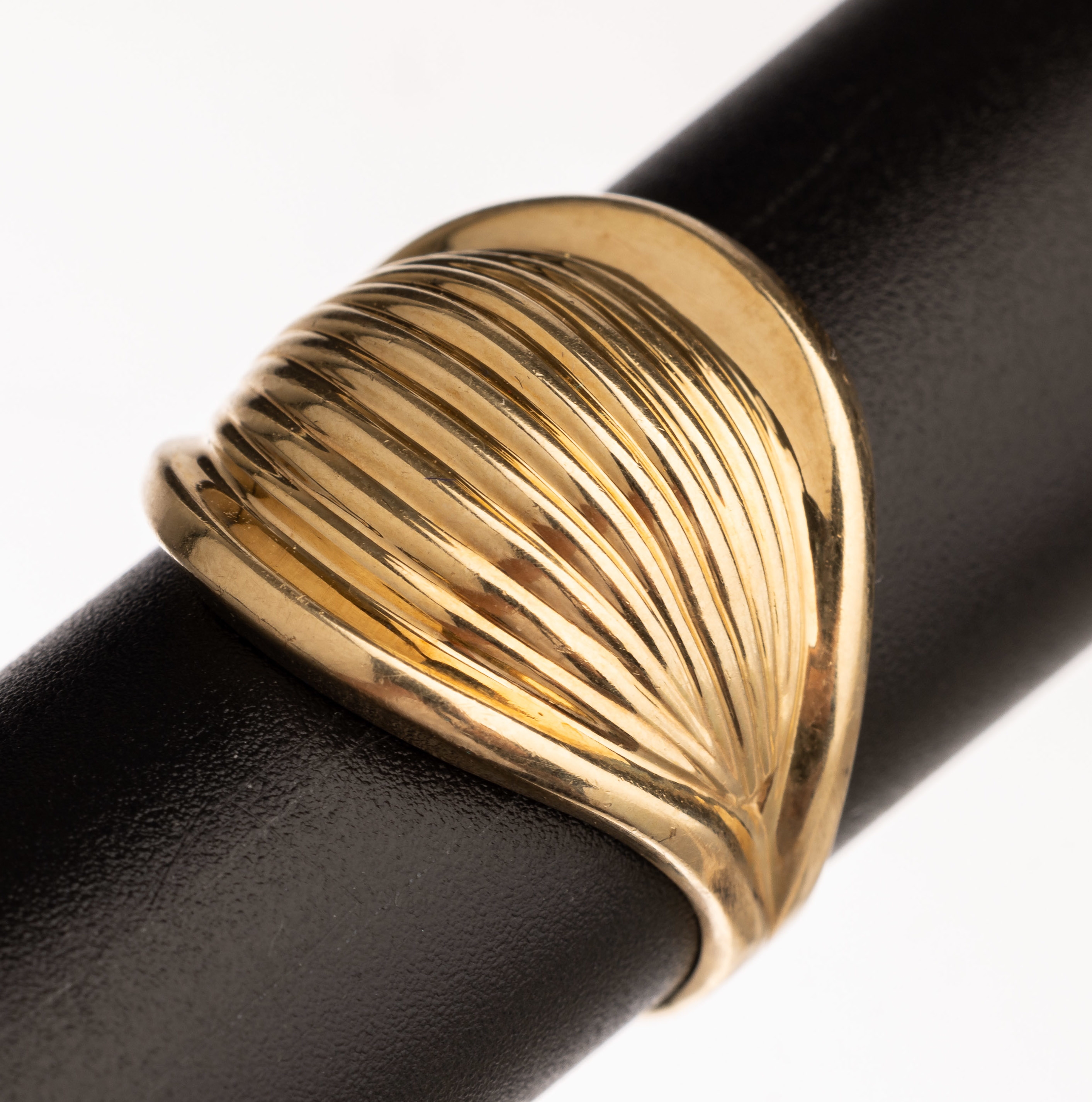 14 kt Gold Ring, GG 585/000, Rillendekor, gebogener Ringkopf, RW 58, total ca. 4.7 g