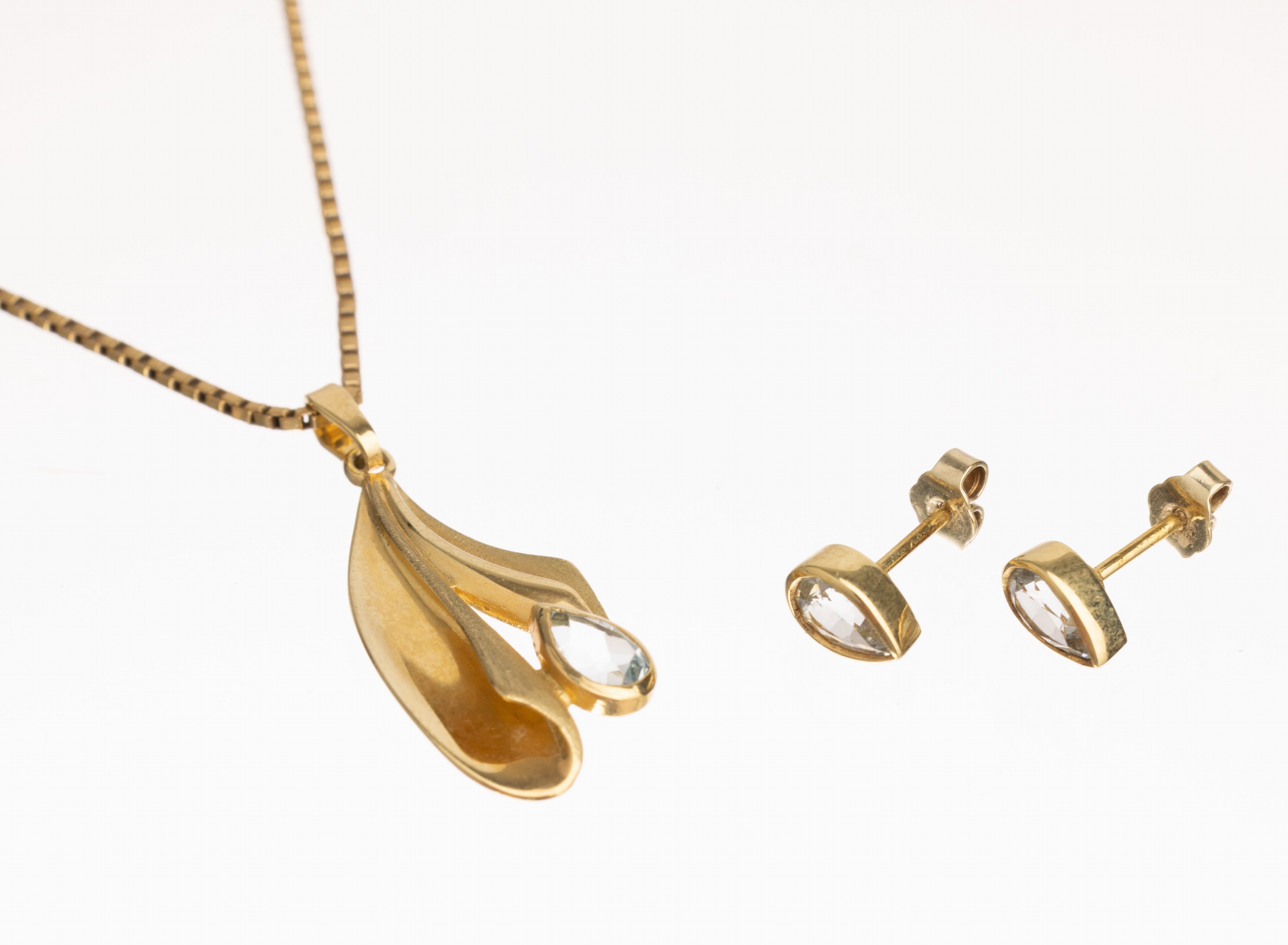 Konvolut 8 kt Gold Aquamarin-Schmuckset, GG 333/000, best. aus: Anhänger mit Kette und Paar Ohrstecker (Brisuren GG 585/000), 3 Aquamarin-Tropfen ...