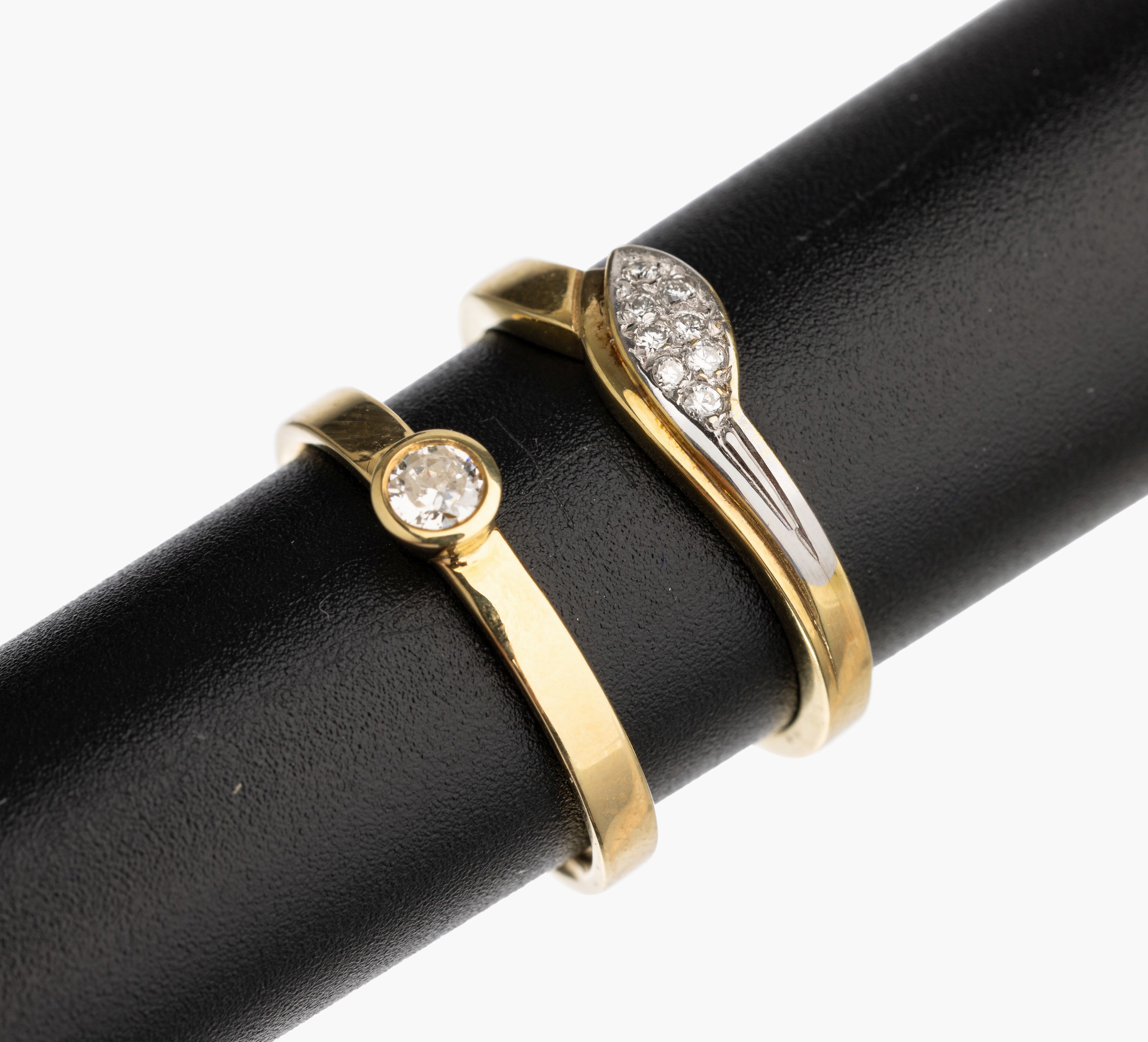 Konvolut 2 14 kt Gold Brillant Ringe, GG 585/000, 1 x 1 Brill. ca. 0.15 ct feines Weiß/si, RW 54; 1 x GG/WG, 8 Brill. zus. ca. 0.10 ct feines ...