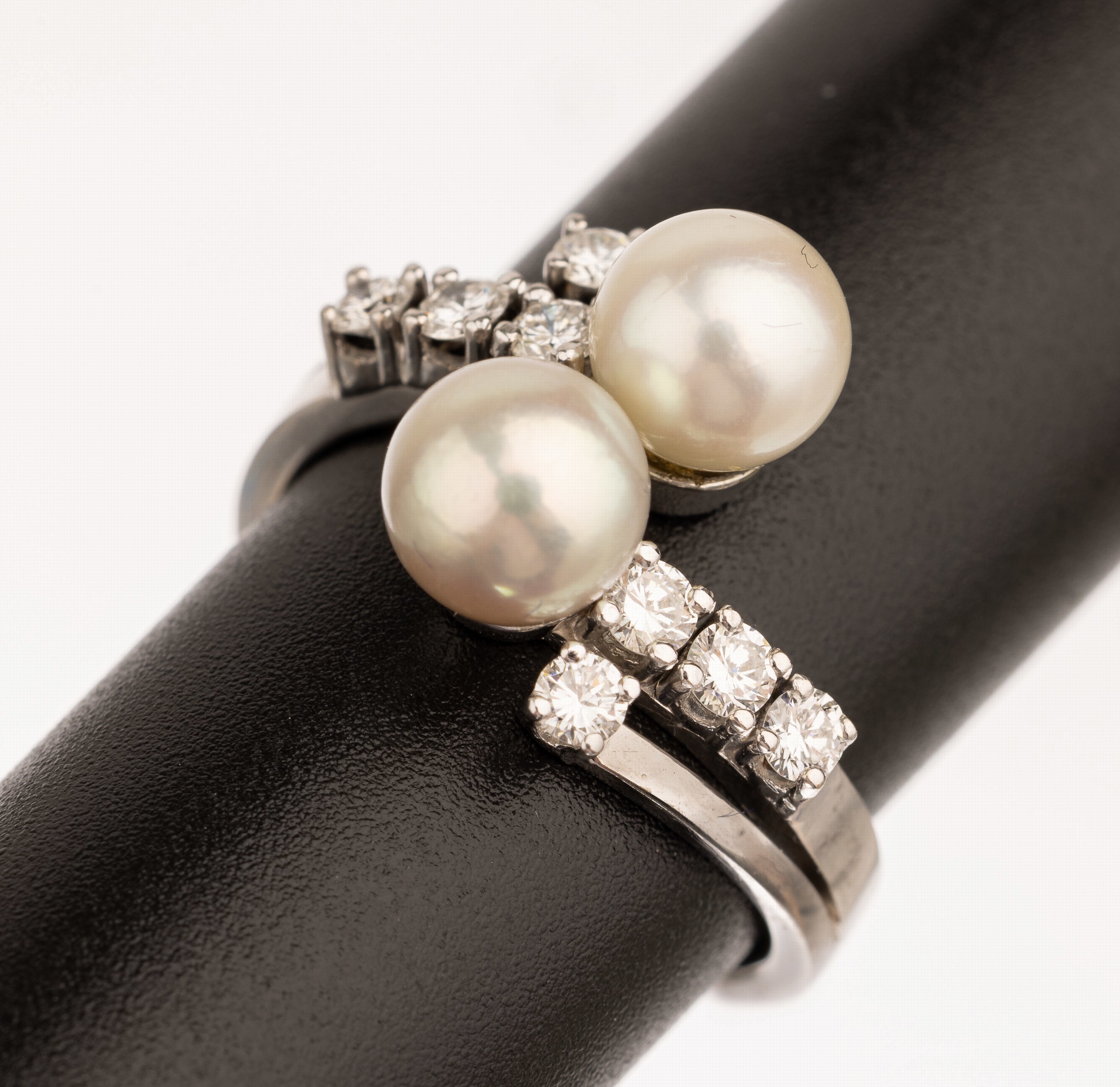 14 kt Gold Perl Brillant Ring, WG 585/000, 2 Zuchtperlen Durchm. ca. 6.7 mm, 8 Brillanten zus. ca. 0.48 ct feines Weiß/ vs, total ca. 5.4 g, RW 54