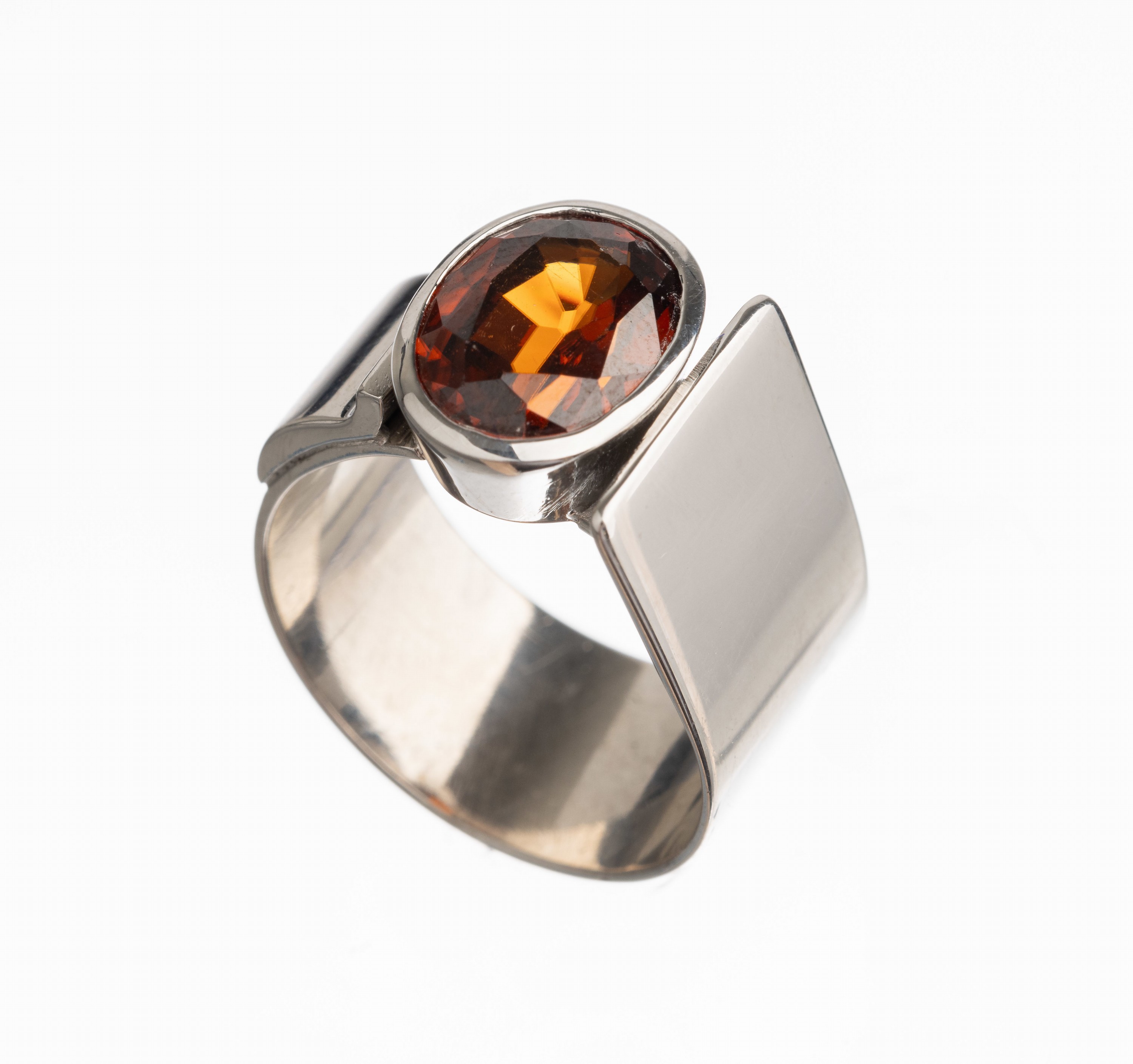 14 kt Gold Naturzirkon Ring, WG 585/000, ovalfacett. orangebrauner Naturzirkon ca. 2.80ct, total ca. 10.9 g, RW 55/56