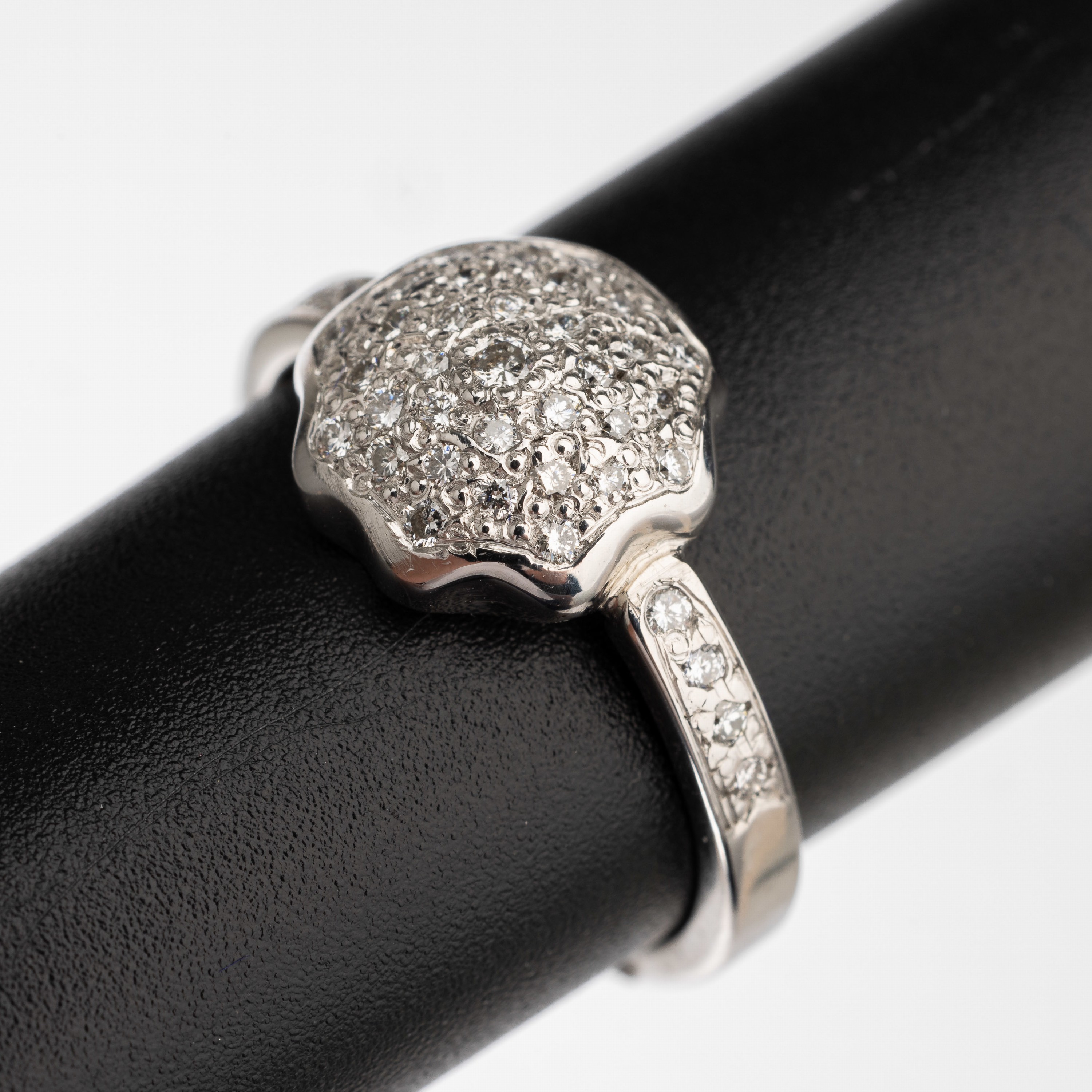 14 kt Gold Brillant Ring, WG 585/000, 38 Brillanten zus. ca. 0.40 ct Weiß/si, total ca. 4.6 g, RW 53