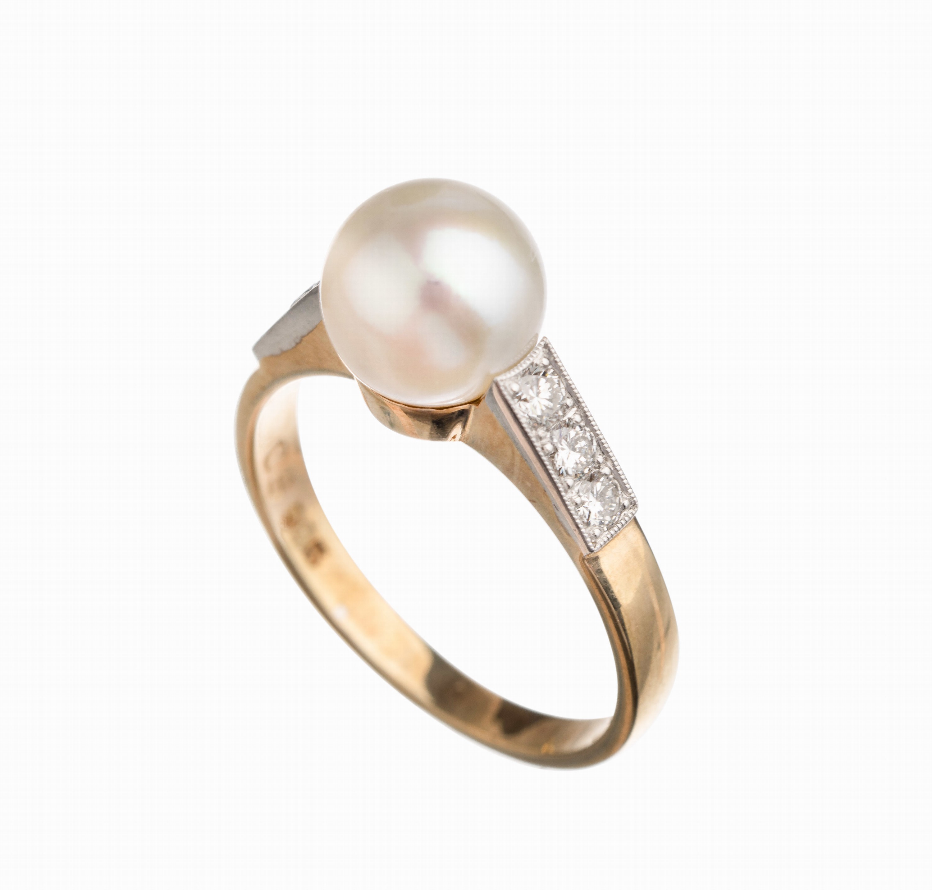 14 kt Gold Zuchtperl Brillant Ring, GG/WG 585/000, 1 Zuchtperle Durchm. ca. 8.1 mm, 6 in WG gefasste Brillanten zus. ca. 0.30 ctfeines Weiß/vs, ...