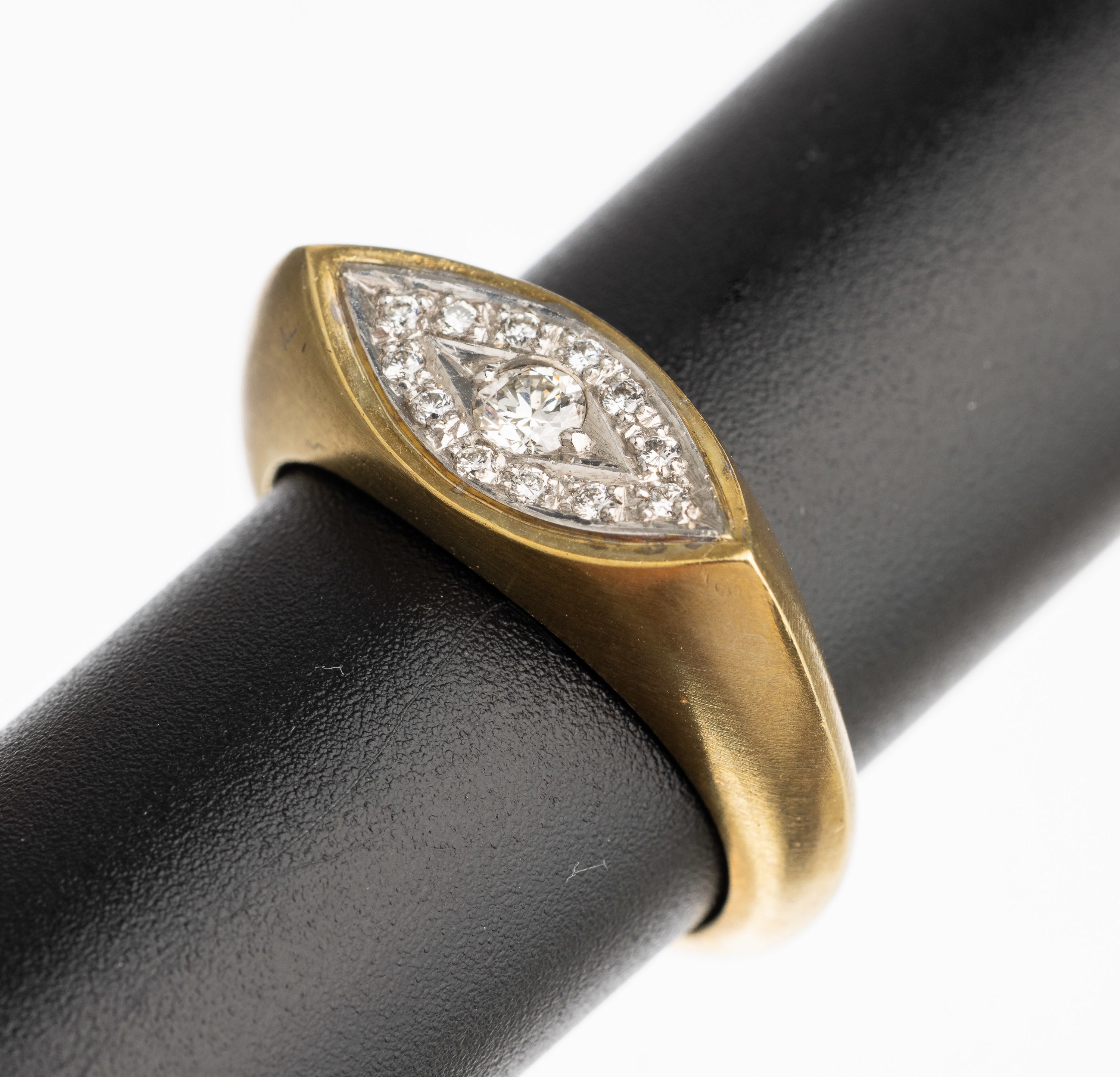 14 kt Gold Brillant Ring, GG/WG 585/000, navetteförm. Ringkopf mit 13 in WG gefassten Brillanten zus. ca. 0.25 ct feines Weiß/si, RW 55, ca. 12.5 g