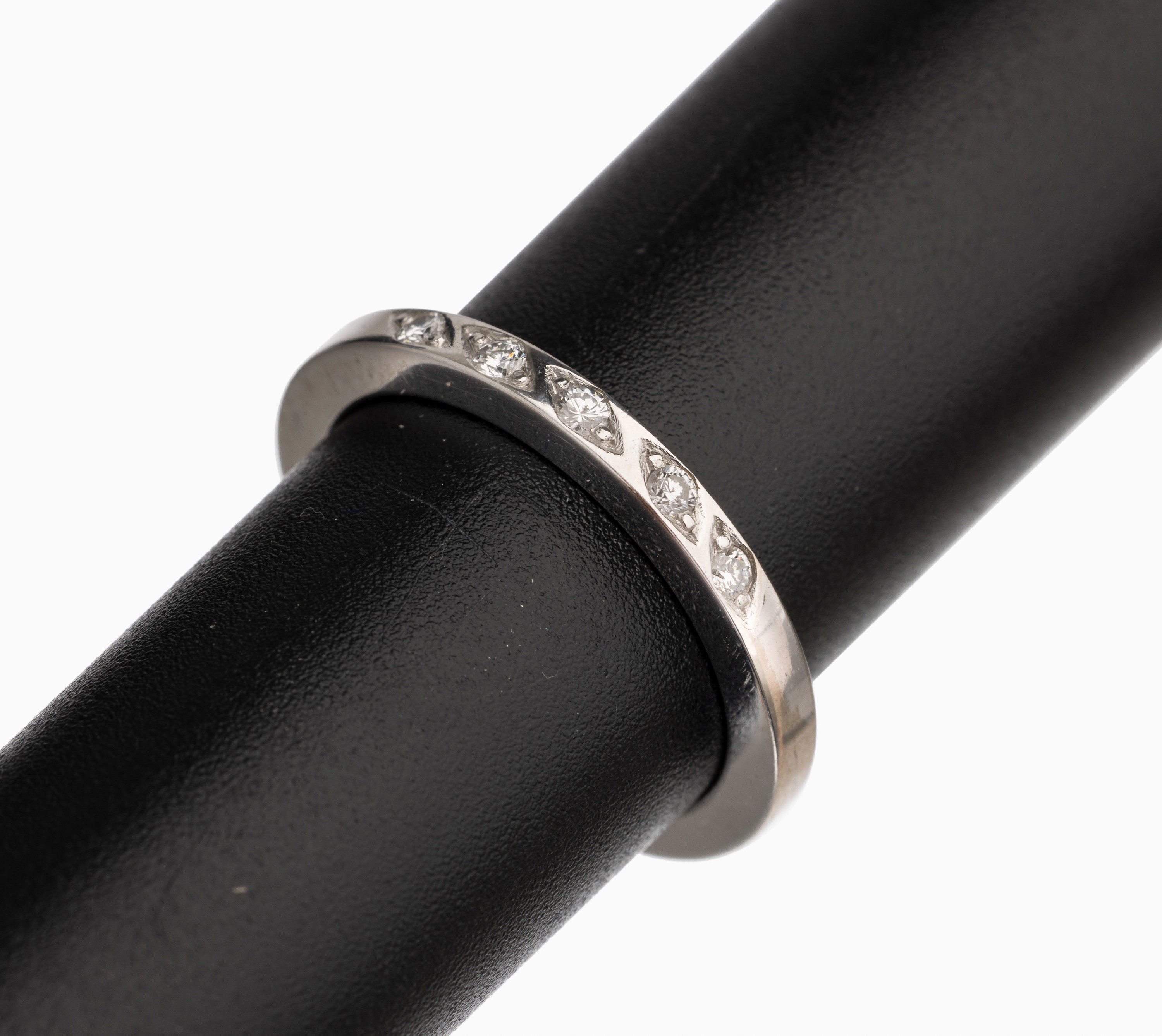 14 kt Gold Brillant Ring, WG 585/000, 5 Brillanten zus. ca. 0.15 ct Weiß/si, RW 55, cs. 4.5 g