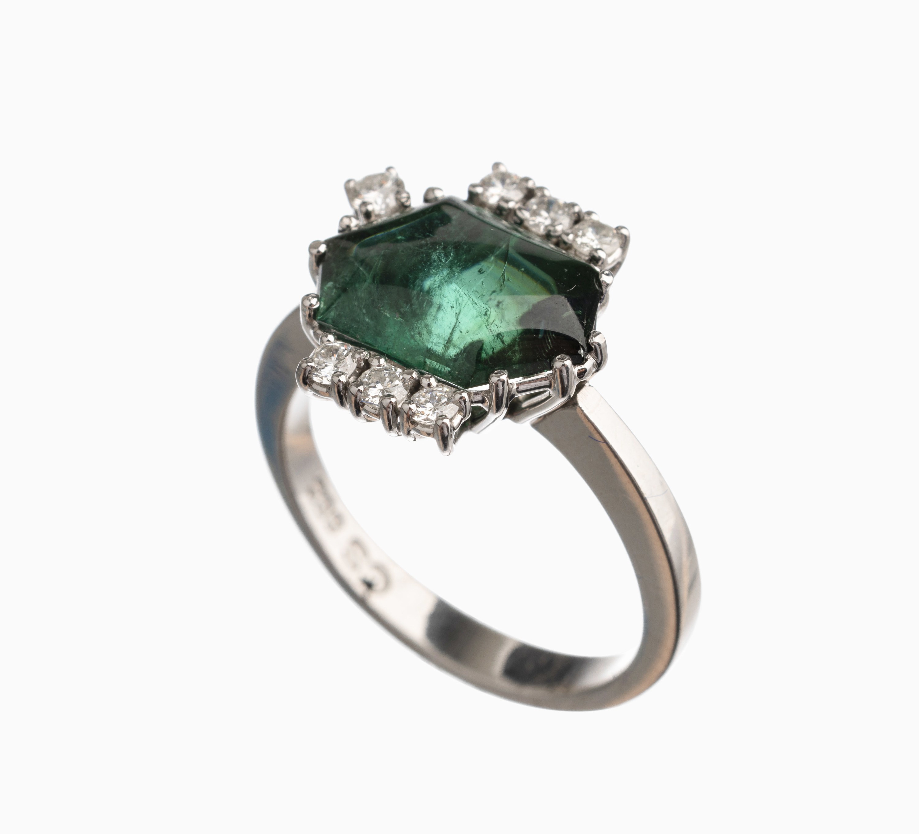 14 kt Gold Turmalin Brillant Ring, WG 585/ 000, Verdelithcabochon, 6-eckig, ca. 4.80 ct, 7 Brillanten zus. ca. 0.30 ct Weiß/si, RW 58, ca. 6.0 g