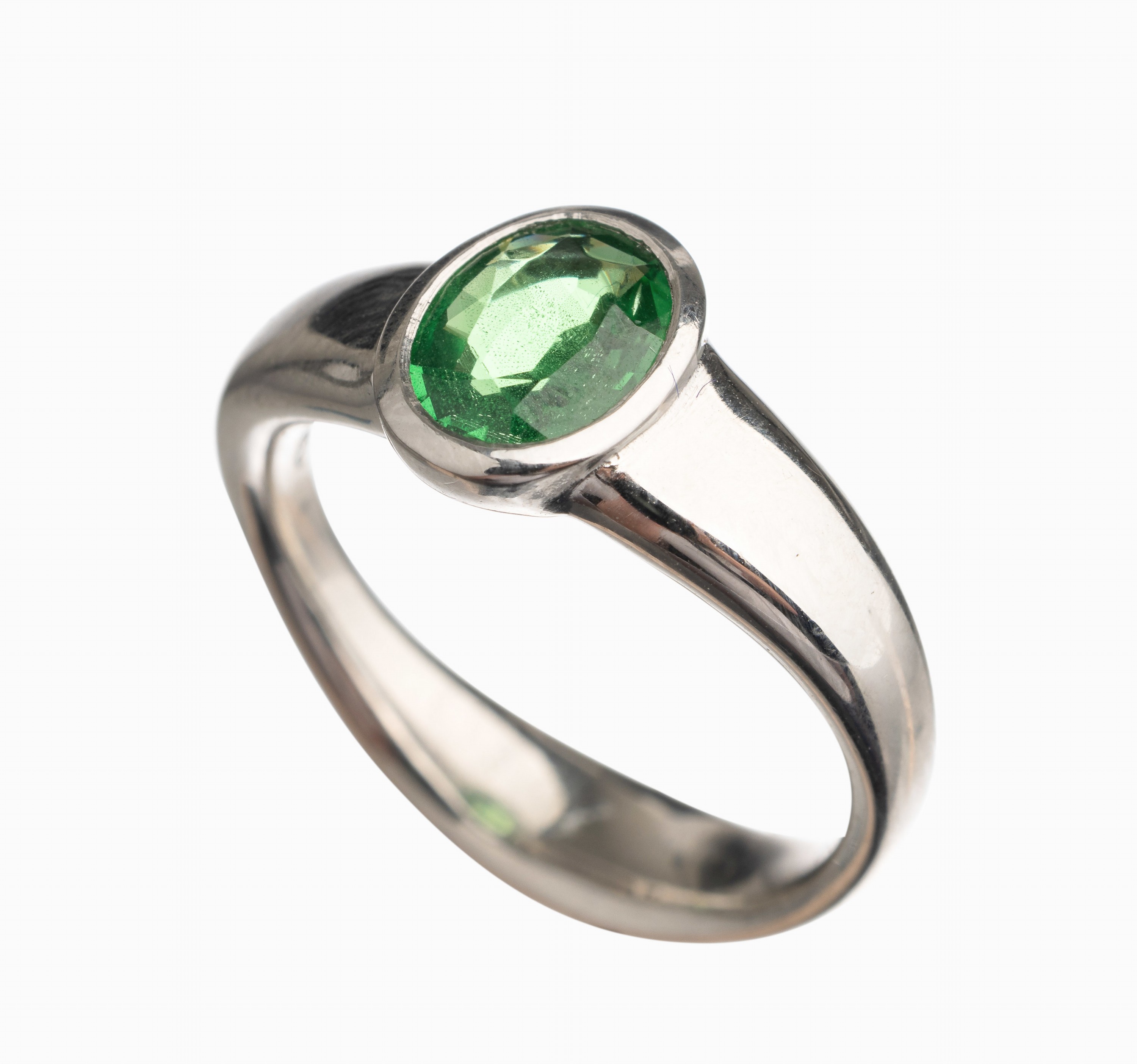 Platin Tsavorith Ring, ovalfacett. Tsavorith ca. 1.20 ct, RW 57, ca. 10.0 g