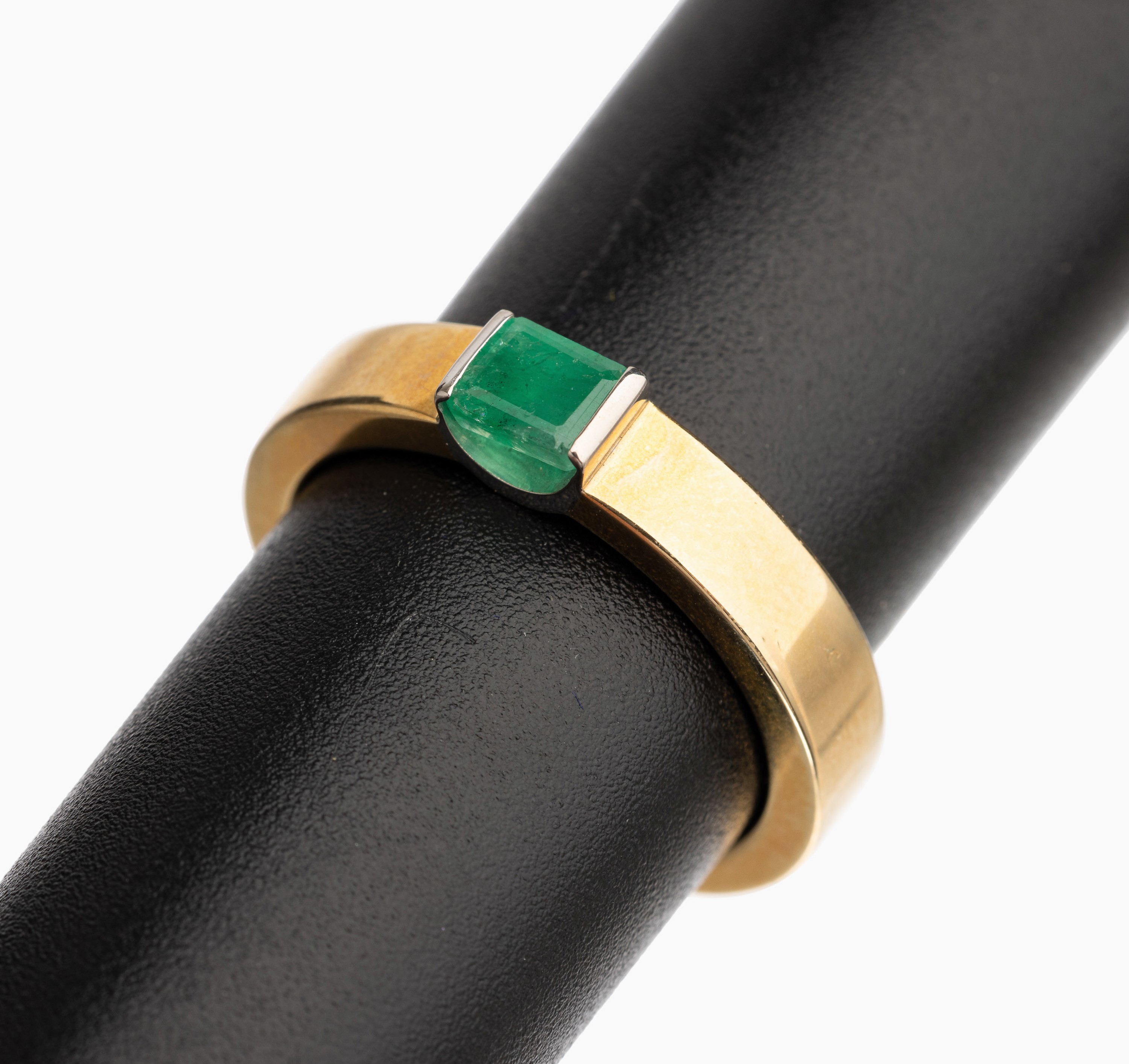14 kt Gold Smaragd Ring, GG/WG 585/000, in WG gefasstes Smaragdrechteck ca. 0.45 ct, RW 54, ca. 7.1 g