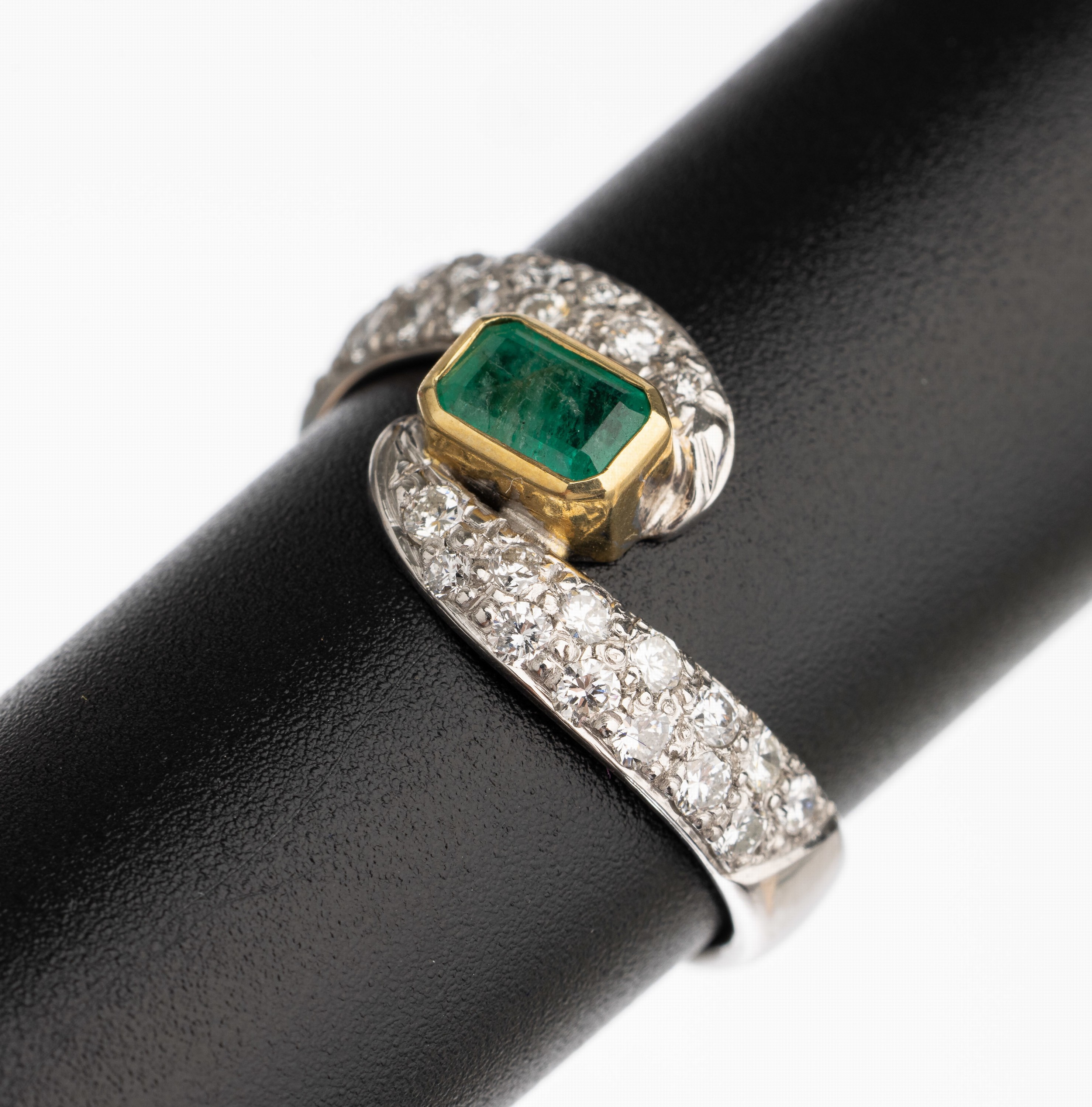14 kt Gold Smaragd Brillant Ring, WG 585/ 000, facett. Smaragd im Emerald-Cut ca. 0.40 ct, Brillanten zus. ca. 0.60 ct feines Weiß/si, RW 58, ca. ...