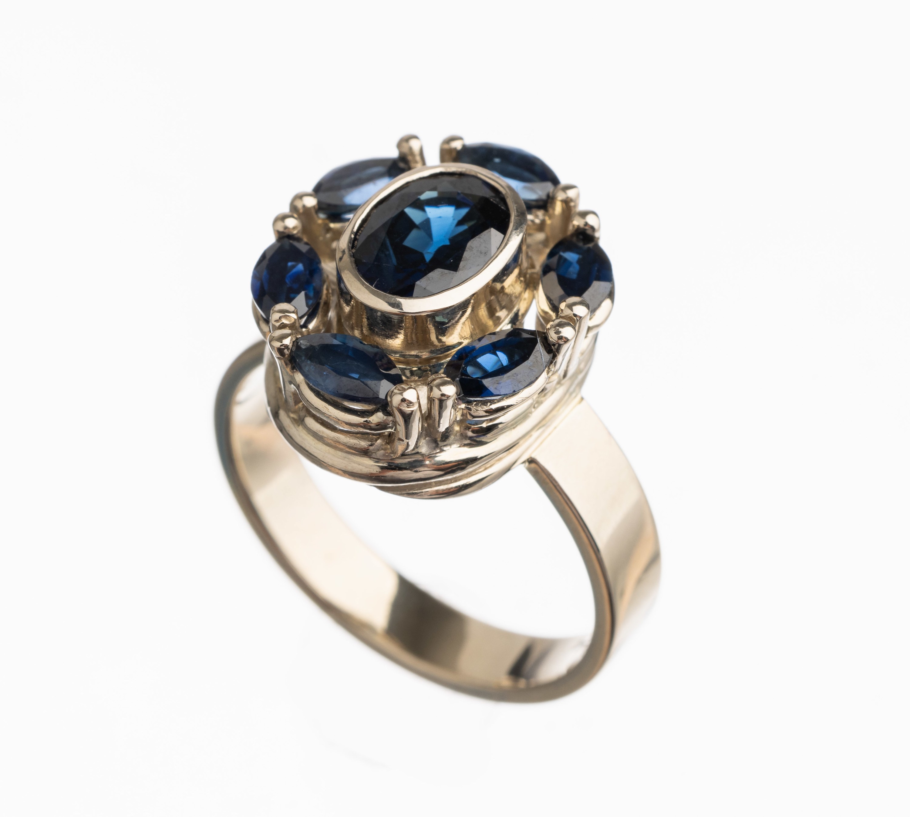 14 kt Gold Saphir Ring, WG 585/000, Ring- kopf mit ovalfacett. Saphir ca. 1.60 ct, 6 facett. Saphirnavettes zus. ca. 1.0 ct RW 59, ca. 10.2 g