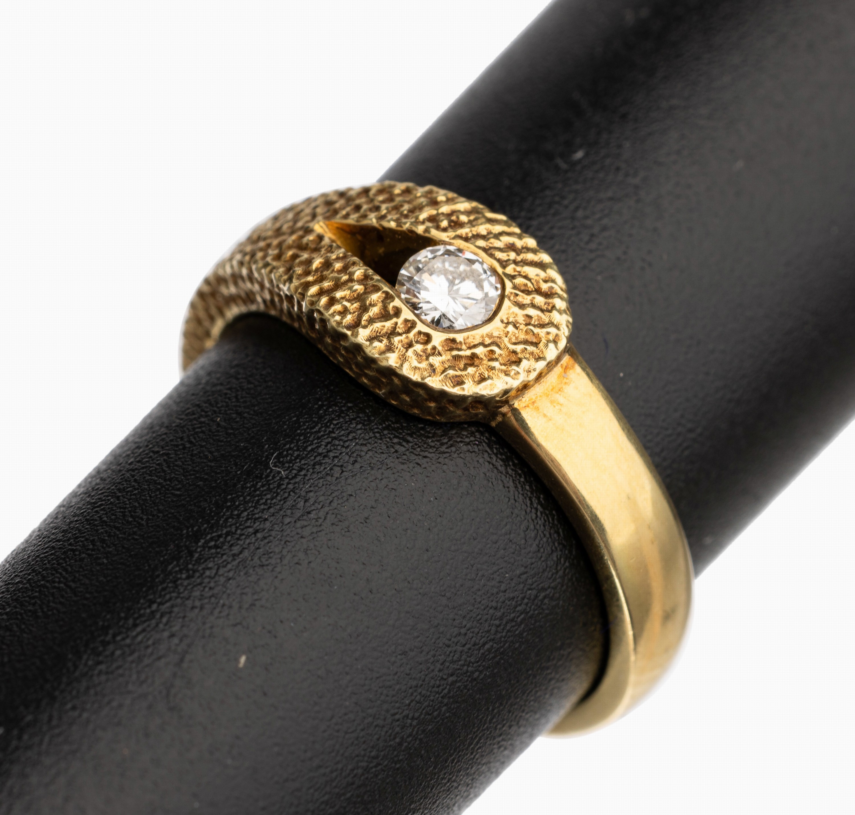 14 kt Gold Brillant Ring, GG 585/000, Brillant ca. 0.13 ct feines Weiß/si, RW 52, 4.6 g