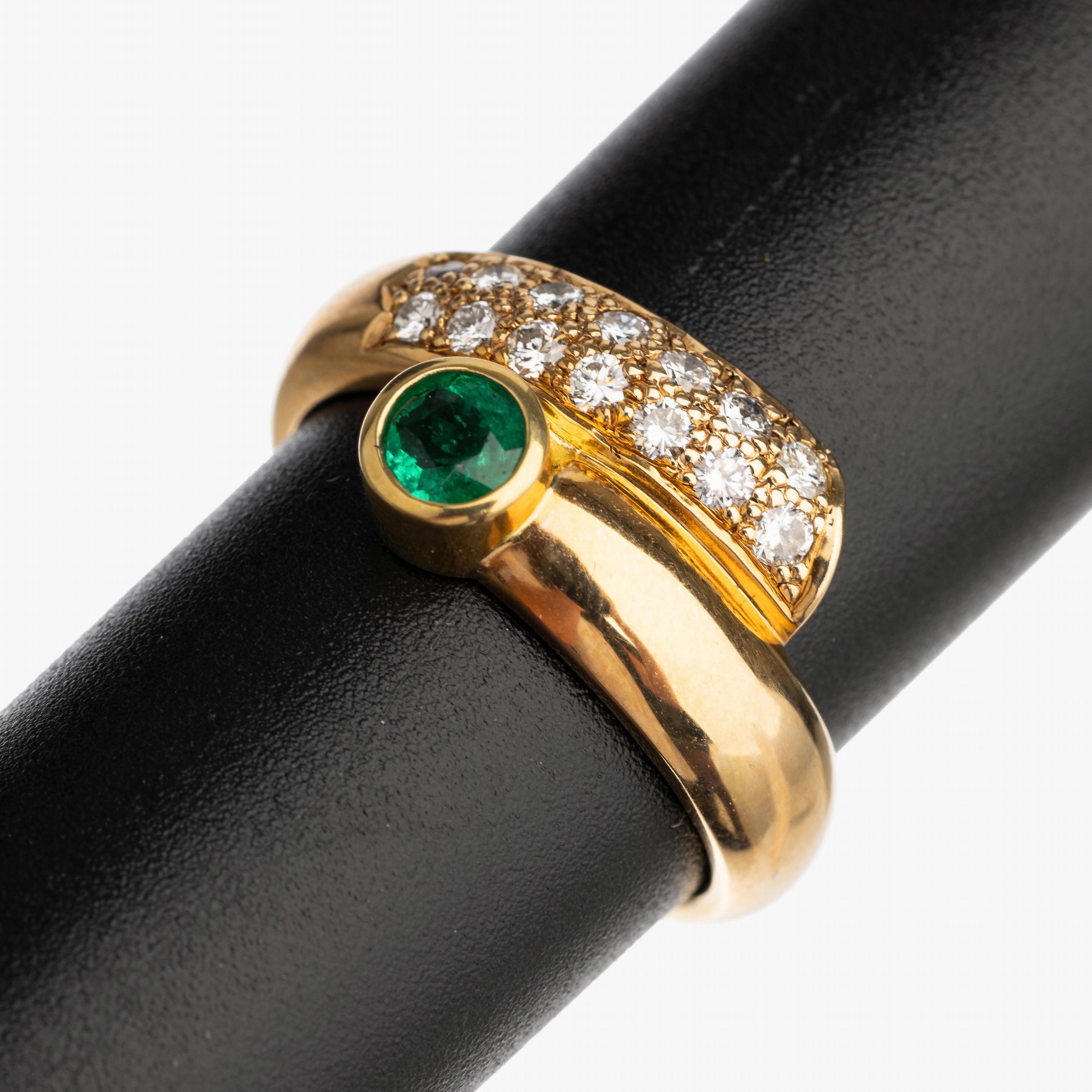 14 kt Gold Brillant Smaragd Ring, GG 585/ 000, rundfacett. Smaragd ca. 0.31 ct, 14 Brillanten zus. ca. 0.30 ct Weiß/si, RW 54, ca. 6.2 g