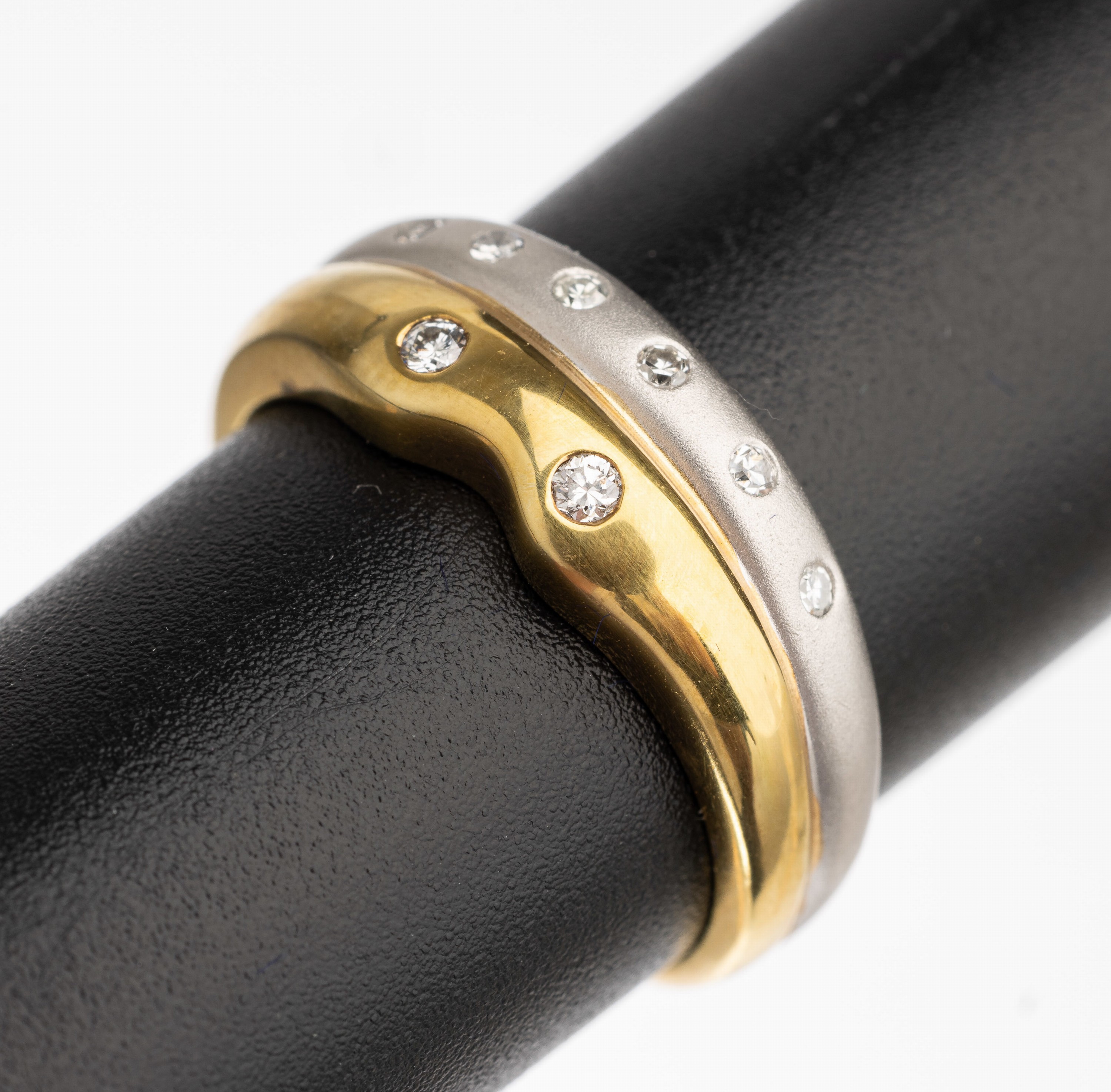 14 kt Gold Brillant Ring, GG/WG 585/000, teilmatt., 8 Brillanten zus. ca. 0.10 ct Weiß/vs, RW 53, ca. 3.8 g