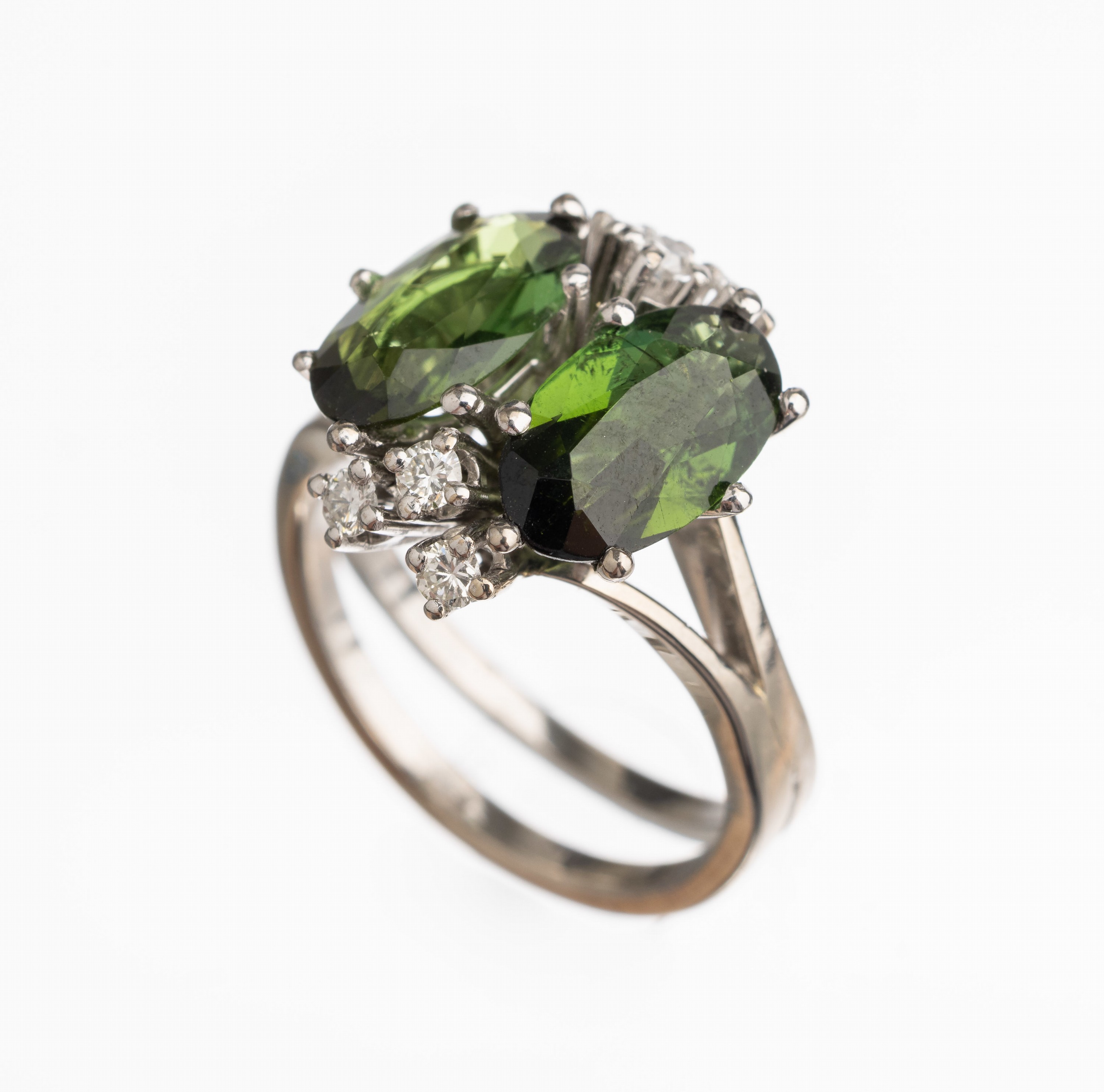 14 kt Gold Turmalin Brillant Ring, WG 585/ 000, 2 ovalfacett. Verdelithe zus. ca. 2.50 ct, 6 Brillanten zus. ca. 0.20 ct Weiß/si, RW 51, ca. 5.9 g