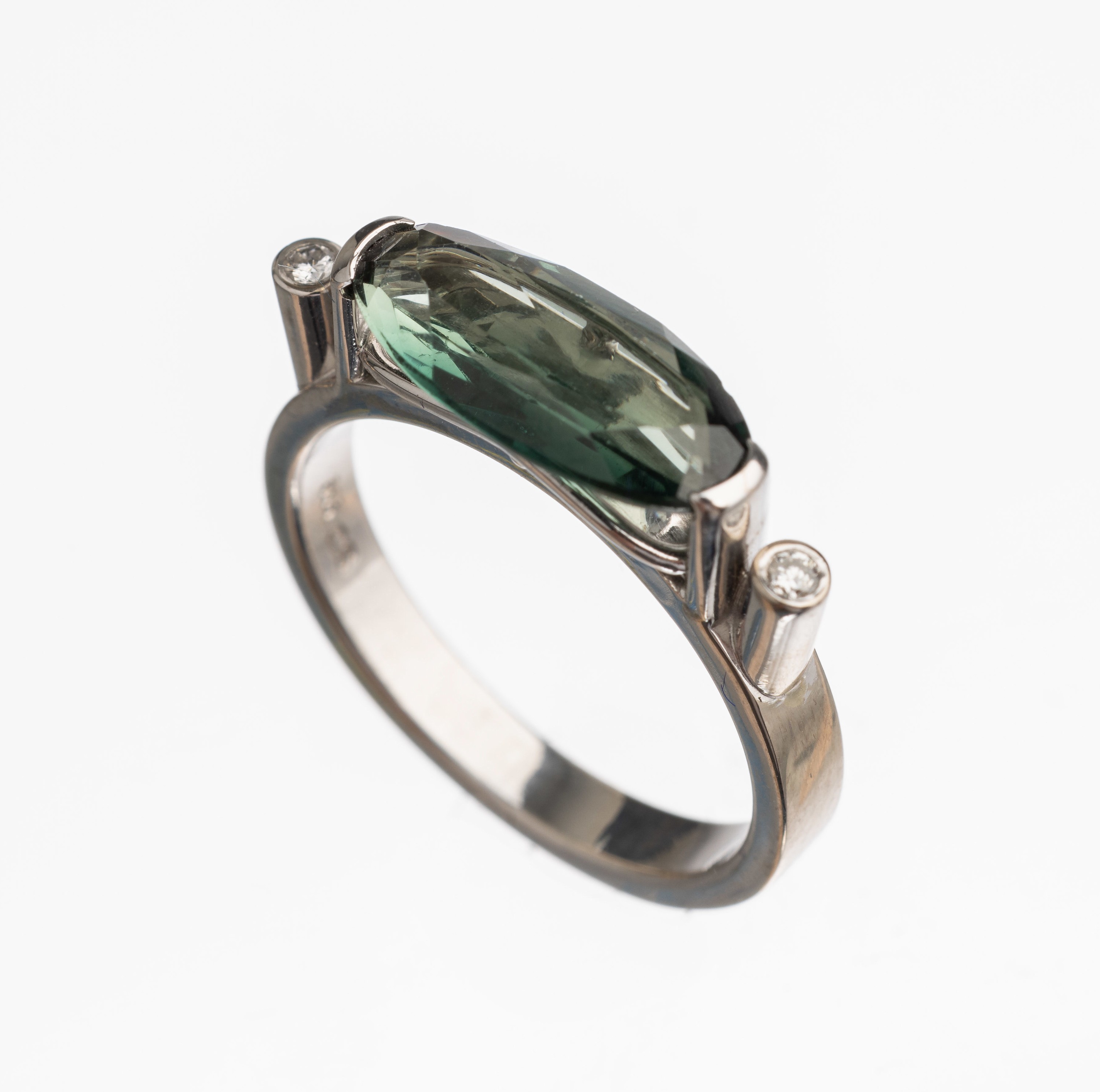 14 kt Gold Turmalin Brillant Ring, WG 585/ 000, ovalfacett. Verdelith ca. 2.80 ct, 2 Brillanten zus. ca. 0.06 ct Weiß/si, RW 60, ca. 6.8 g