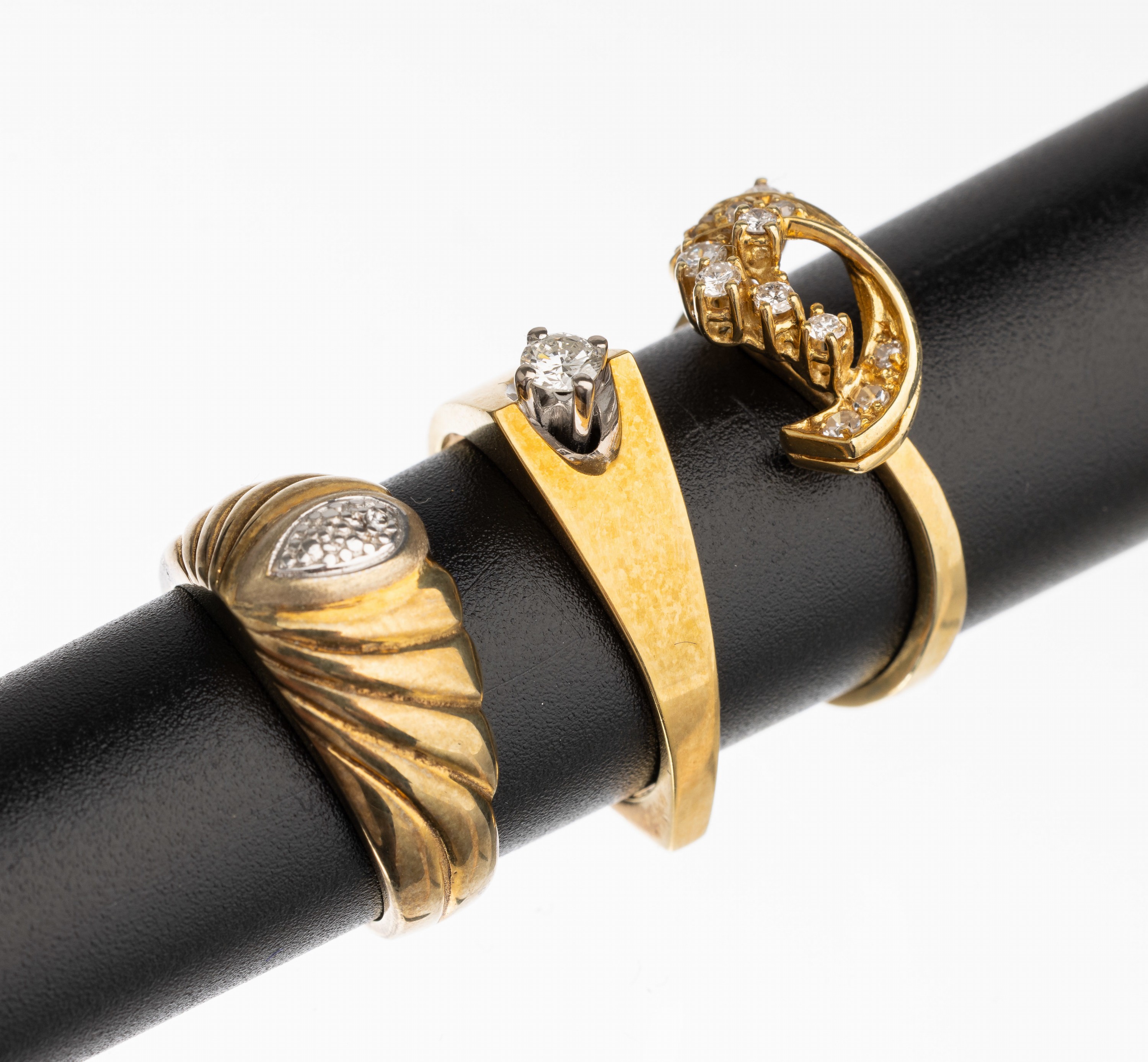 Konvolut 3 Gold Brillant Ringe, 1x GG 585/000 mit 13 Brillanten zus. ca. 0.25 ct Weiß/si, RW 55, ca. 3.5 g; 1x GG 333/000, 8/8-Diam. ca. 0.01 ct ...