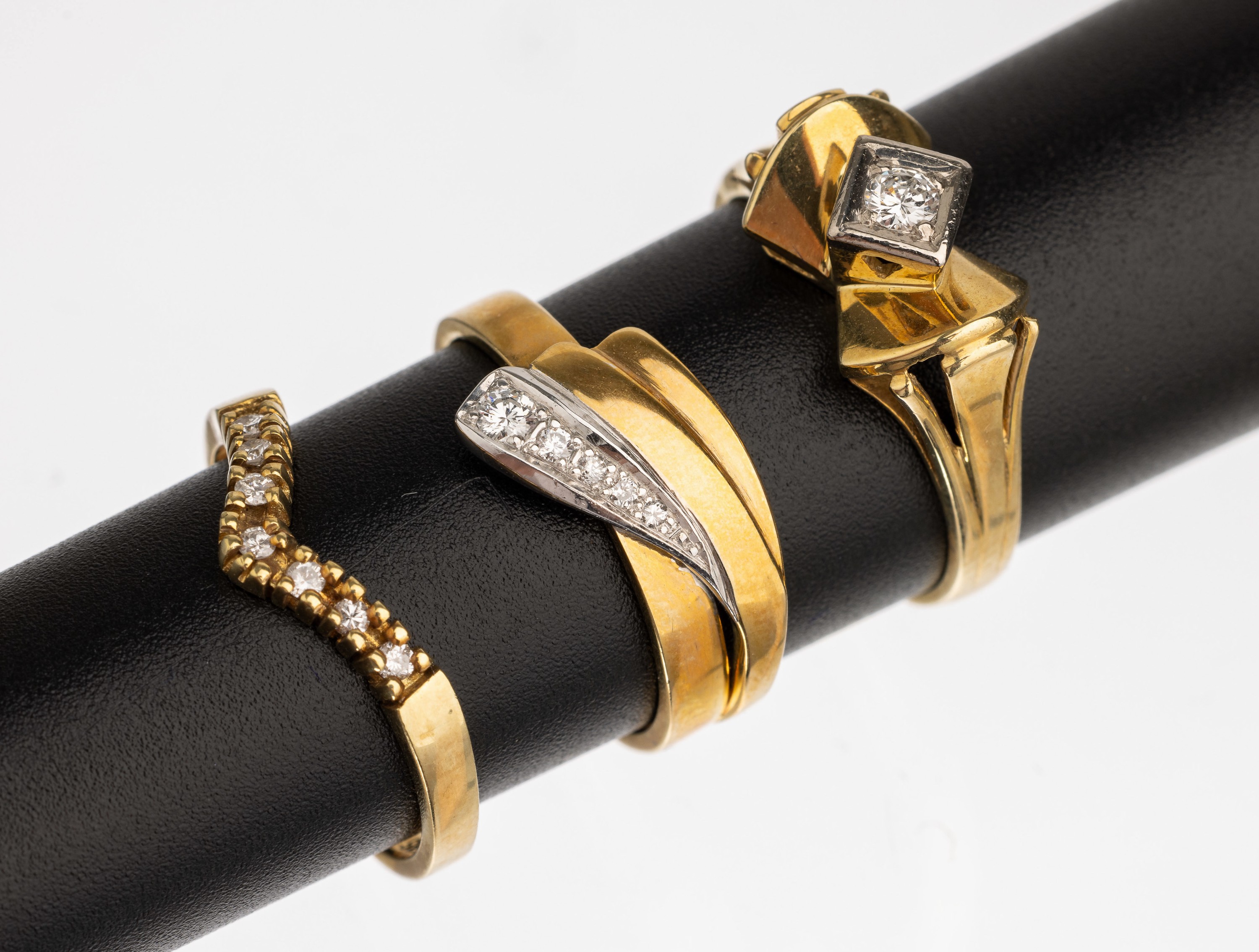 Konvolut 3 14 kt Gold Brillant Ringe, GG/WG 585/000, 1x mit 5 Brillanten zus. ca. 0.11 ct Weiß/si, RW 55, 1x mit 7 Brillanten zus. ca. 0.14 ct ...