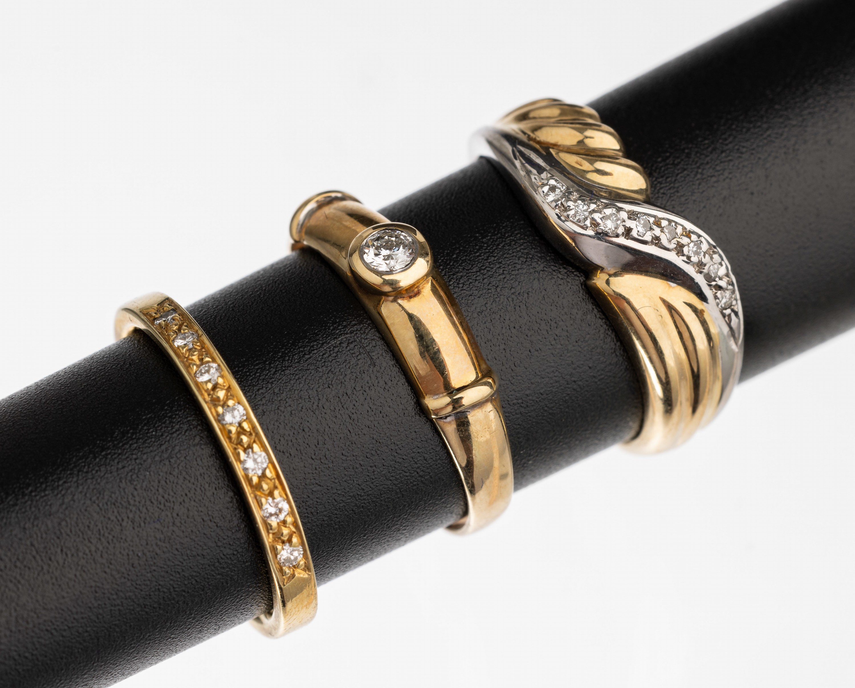 Konvolut 3 14 kt Gold Brillant Ringe, GG/WG585/000, 1x mit 7 Brillanten zus. ca. 0.07 ct Weiß/si, RW 55, 1x mit Brillant ca. 0.10 ct Weiß/si, RW ...