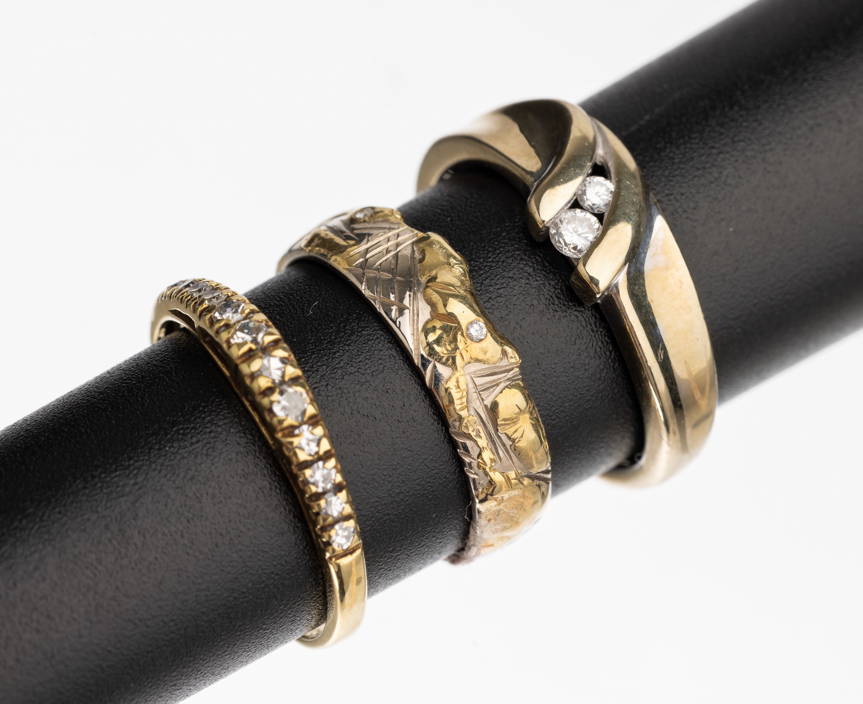 Konvolut 3 14 kt Gold Brillant Ringe, GG/ WG 585/000, 1x mit 2 Brillanten zus. ca. 0.11 ct Weiß/si, RW 55, 1x mit 3 kl. Brillanten zus. ca. 0.03 ct ...