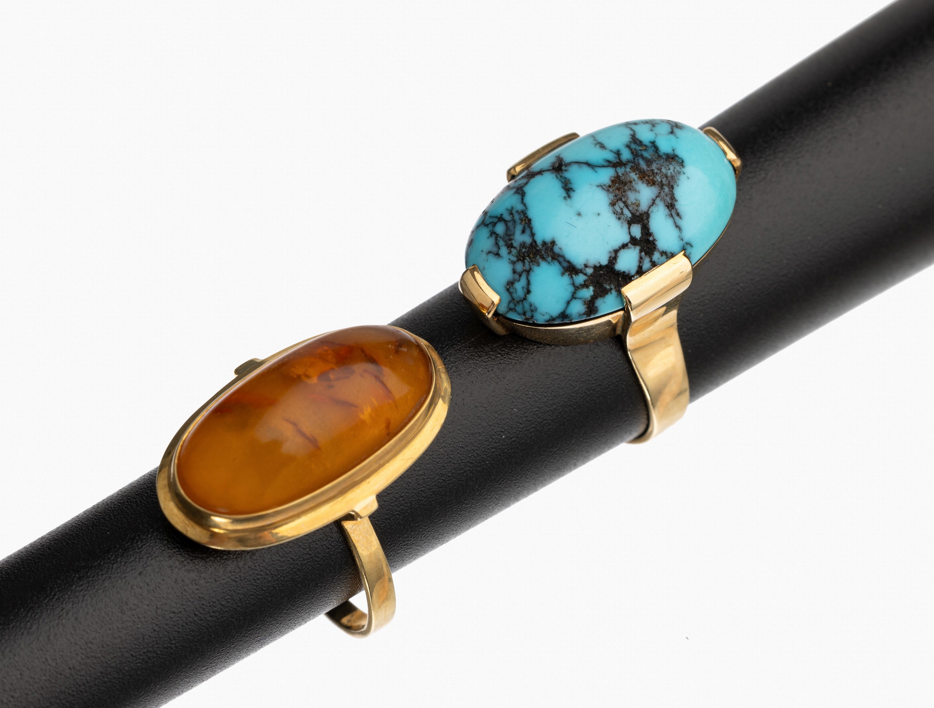 Konvolut 2 14 kt Gold Farbstein Ringe, GG 585/000, 1x mit ovalem Türkiscabochon, RW 50, 1x mit ovalem Bernsteincabochon, RW 56, total ca. 12.2 g