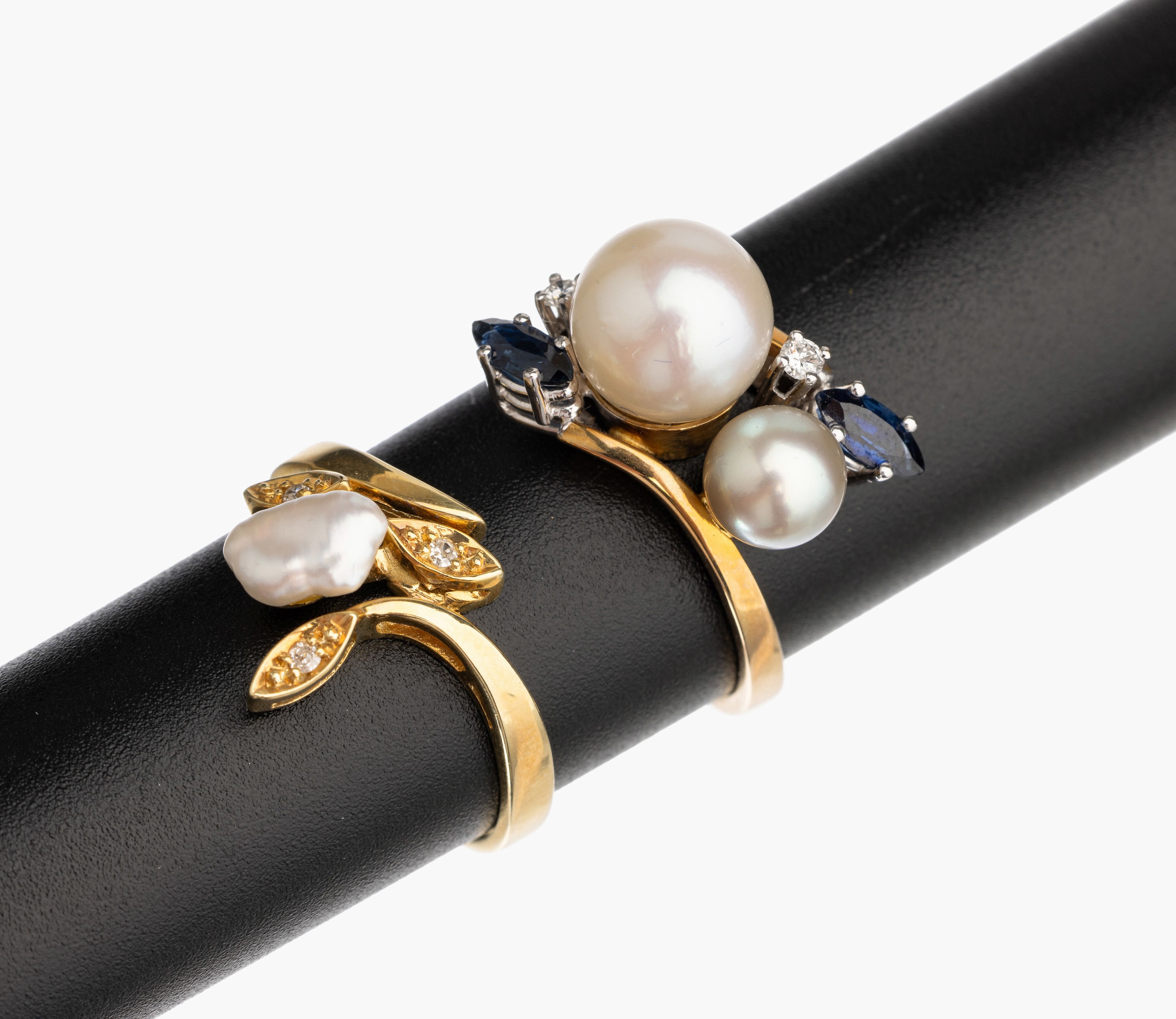 Konvolut 2 Zuchtperl-Brillant-Farbstein Ringe, GG 585/000, 1x mit weißer und silbergrauer Zuchtperle, 2 Brillanten zus. ca. 0.06 ct Weiß/si, 2 ...