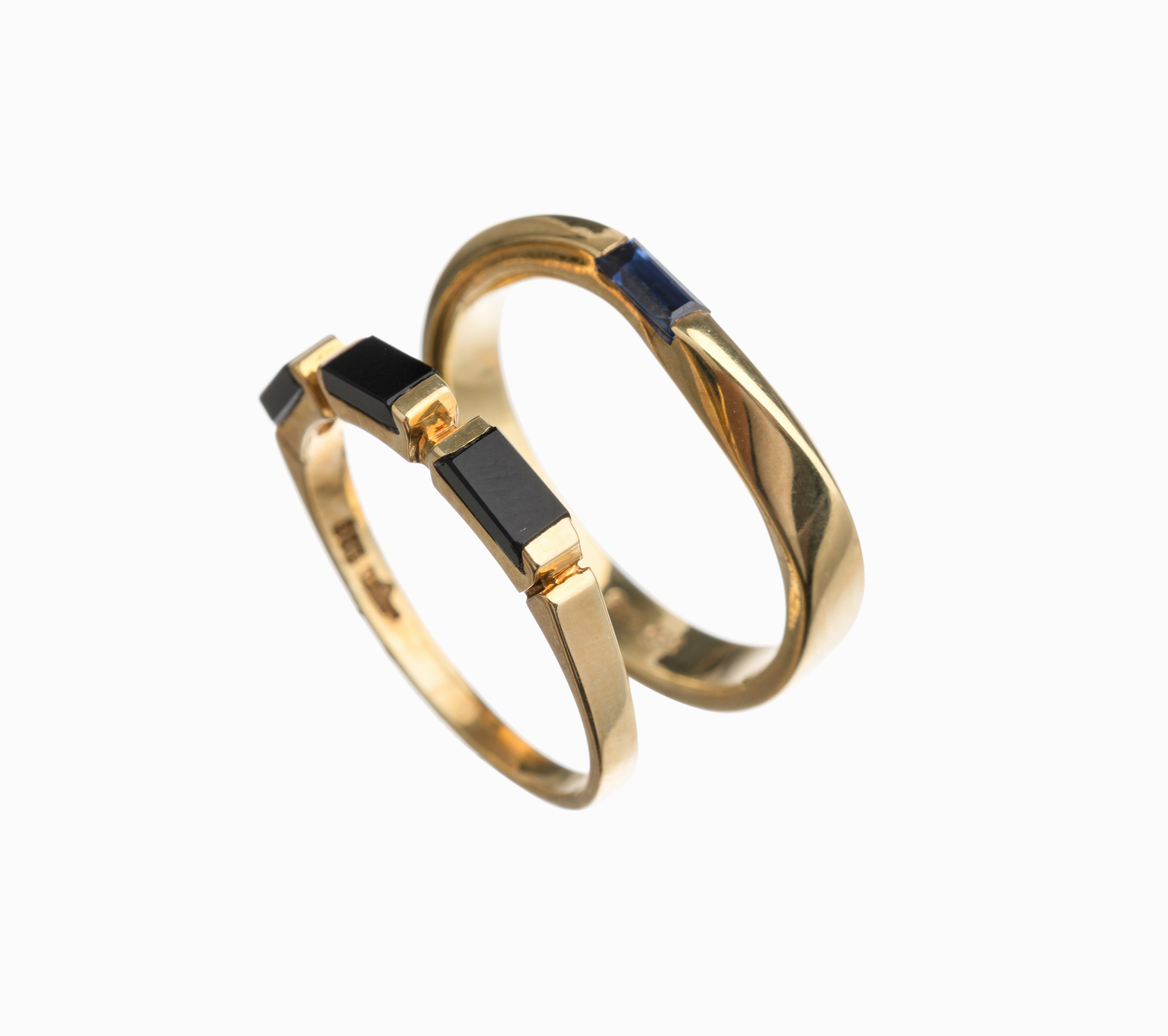 Konvolut 2 14 kt Gold Farbstein Ringe, GG 585/000, 1x geschwungene Form, facett. Saphirbaguette ca. 0.18 ct, RW 54, 1x mit 3 Onyxeinlagen, RW 52, ...
