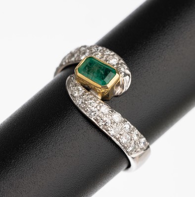 Image 26784354 - 14 kt gold emerald brilliant ring