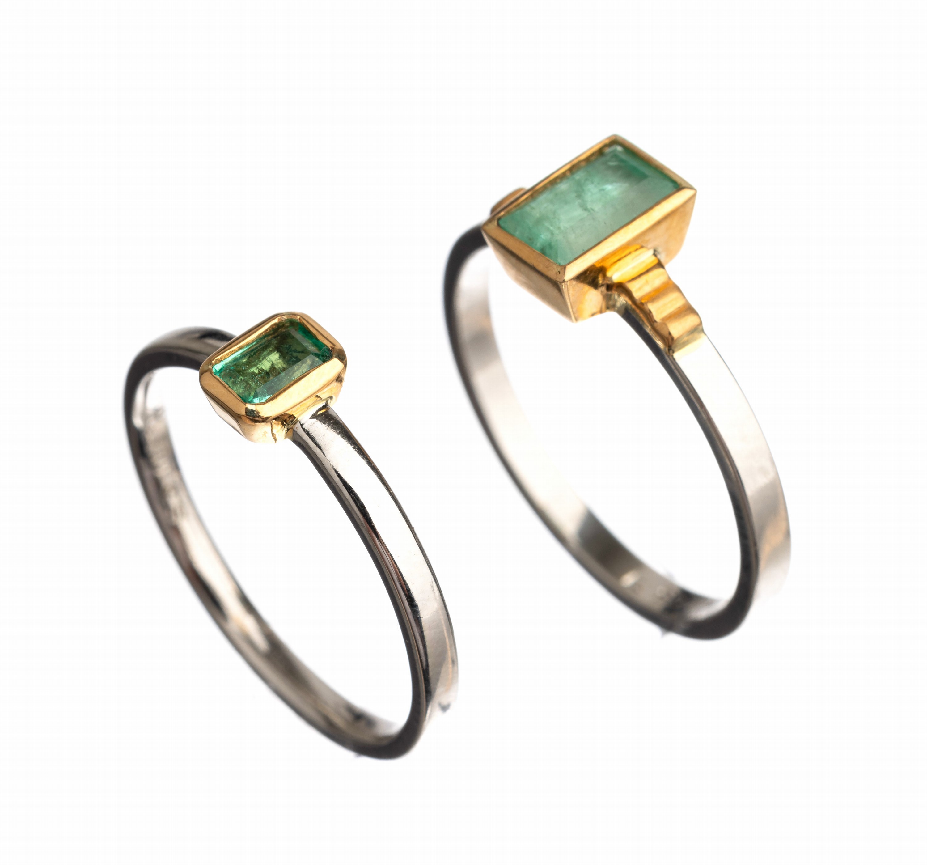 Konvolut 2 Platin und 20 kt Gold Smaragd Ringe, Platin 900/GG: 1x facett. Smaragd imEmerald-Cut ca. 0.30 ct, RW 58; 1x facett. Smaragd im ...
