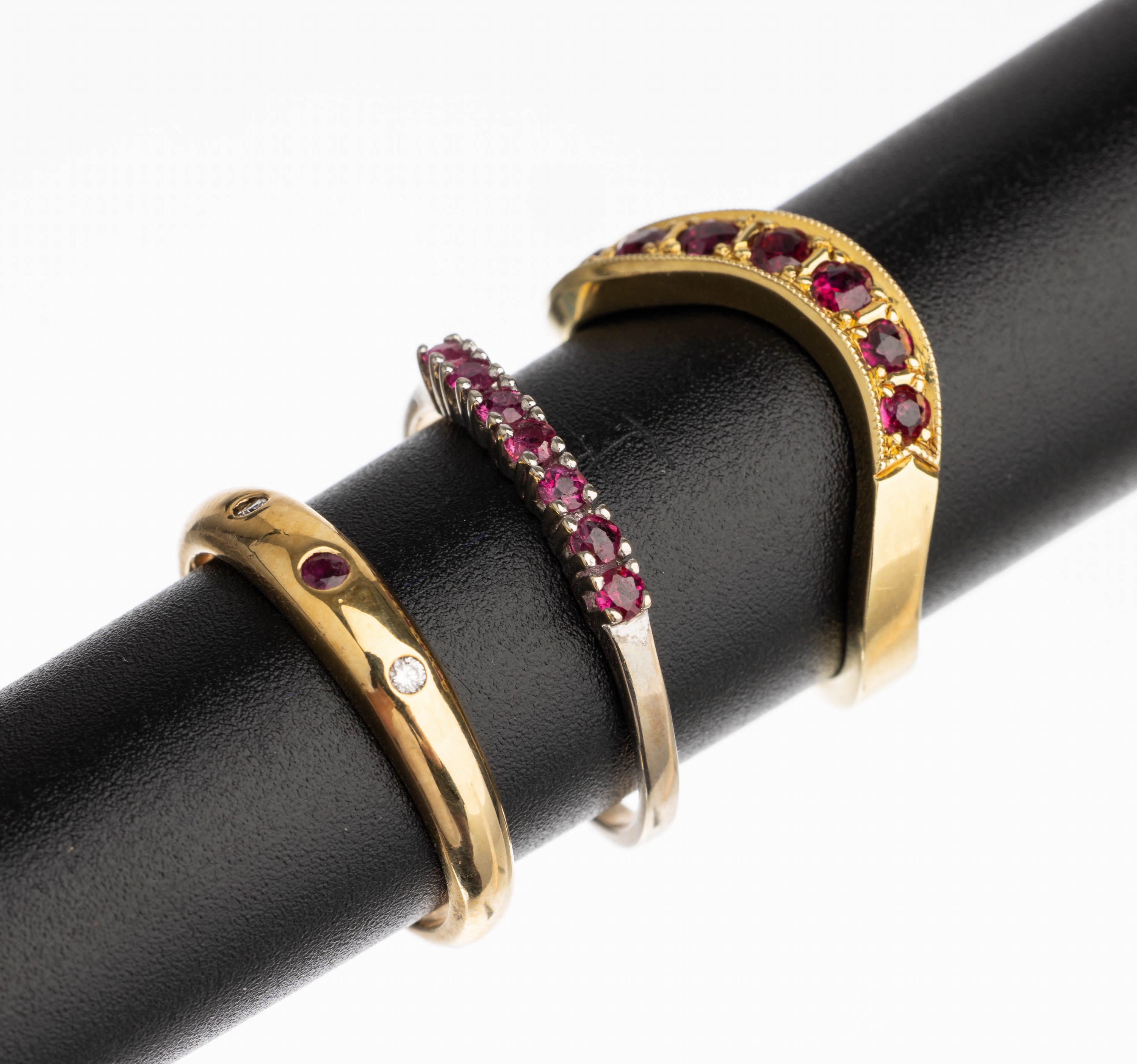 Konvolut 3 14 kt Gold Rubin Diamant Ringe, 1x WG 585/000 mit 7 rundfacett. Rubinen zus. ca. 0.14 ct, RW 57; 1x GG 585/000 mit 9 rundfacett. Rubinen ...