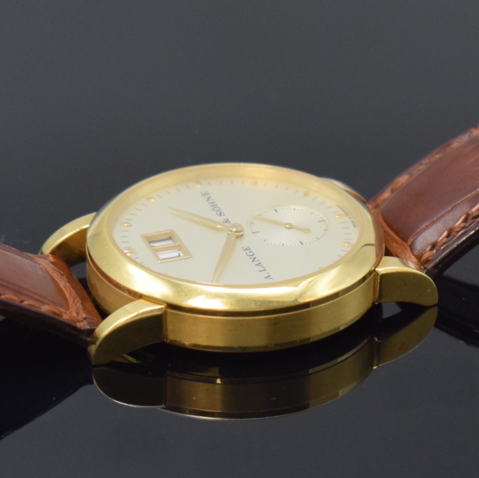 Detail e: A. LANGE & SÖHNE Armbanduhr Saxonia in GG 750/000 Referenz 105.021, Handaufzug, Deutschland um 2000, beids. vergl. Geh. inkl. orig. Lederband m. ...