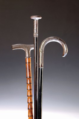 Image 26784449 - Three walking sticks, German, around 1900, each with a wooden shaft, round hooks made of 800 silver with geometric decoration (sligthly damaged) L. 90 cm; Fritz handle 800 silver with scale decoration L. 86 cm; Knob handle made of iron L. 90 cm, traces of age