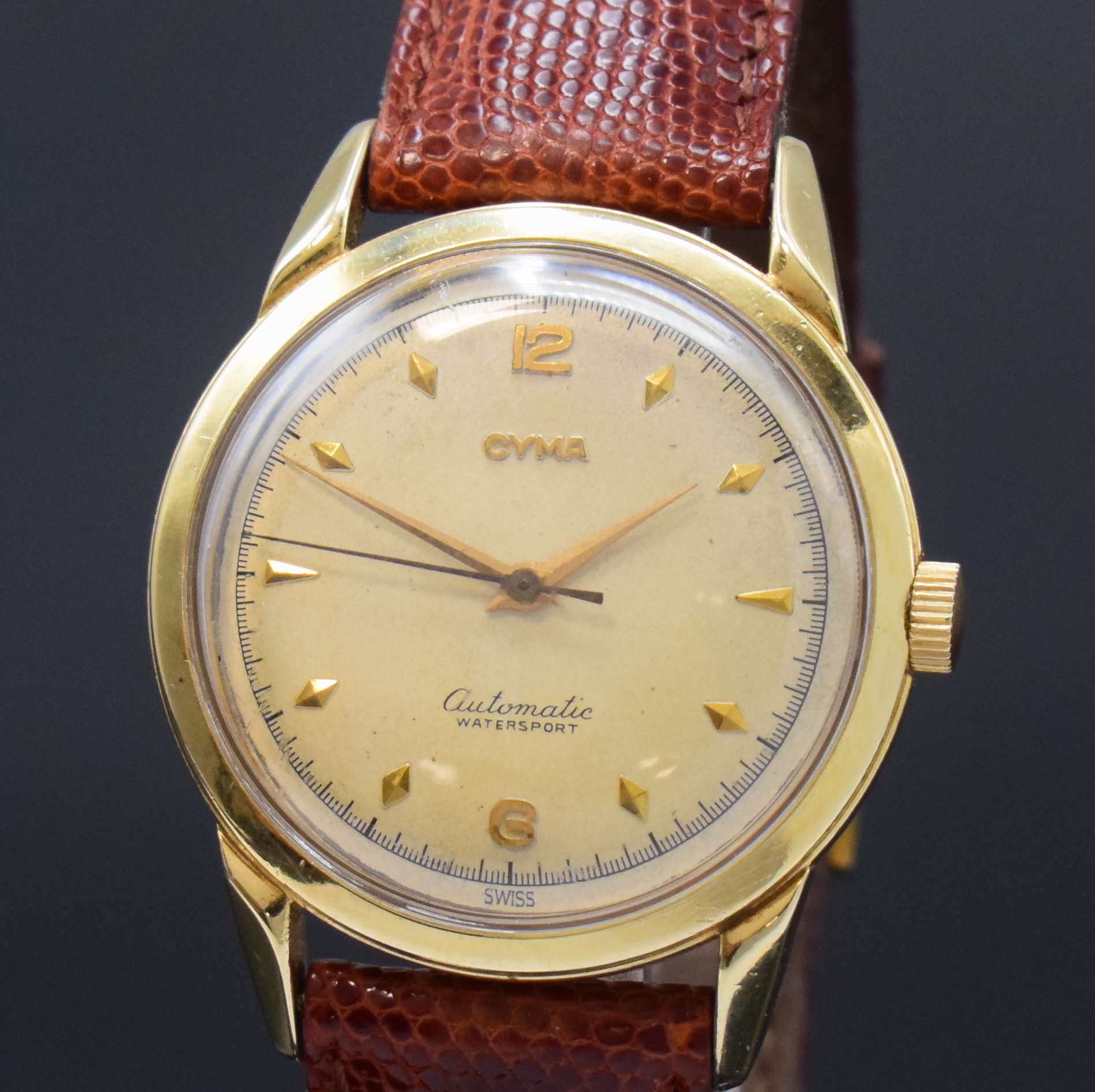 Detail a: CYMA Herrenarmbanduhr in GG 585/000, Schweiz / USA um 1950, Hammerautomatik, verschr. USA-Geh., Boden sign., silb. orig. Zifferbl. pat., gold. ...