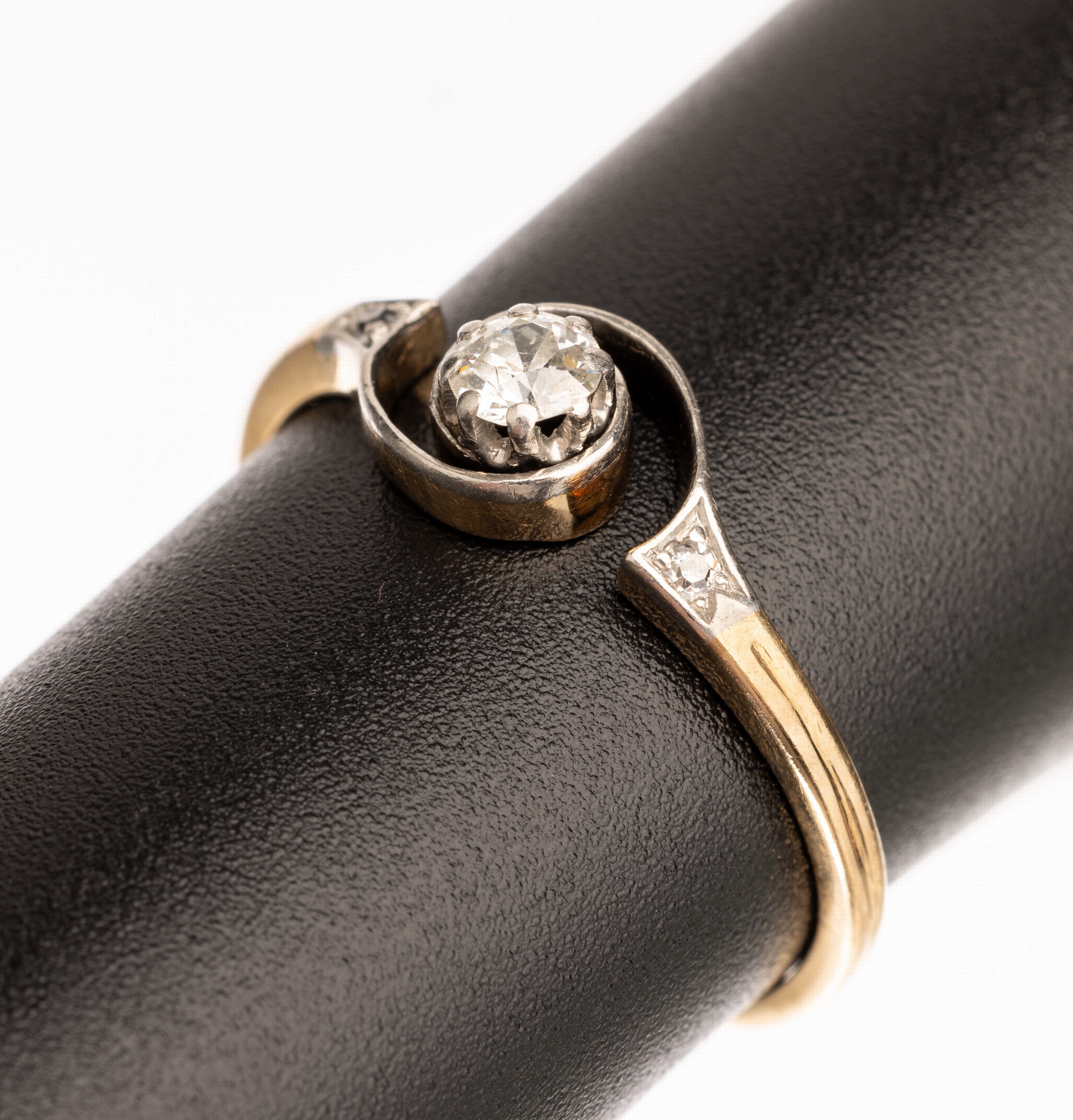 14 kt Gold Diamant-Jugendstil Diamant Ring, GG 585/000 und Silber, Altschliffdiamant ca. 0.20 ct Weiß/si, seitl. 2 Diamanten zus. ca. 0.02 ct ...