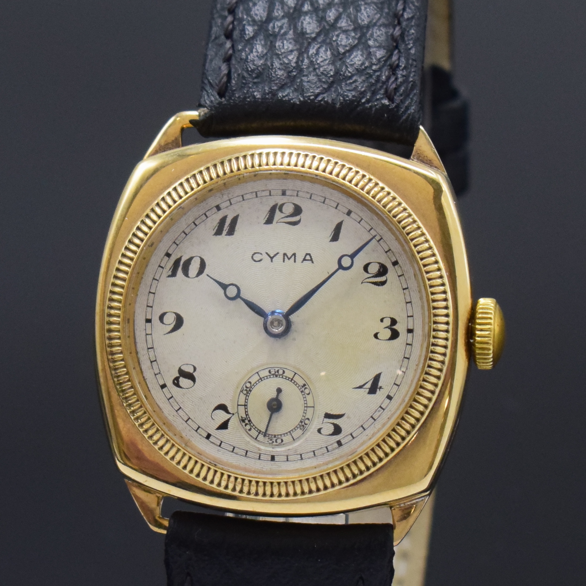 Detail a: CYMA / F. BORGEL frühe verschraubte Armbanduhr in GG 375/000, Schweiz um 1940, Handaufzug, Carré-Cambré Geh., über Riffel-Lünette verschr., Werk ...