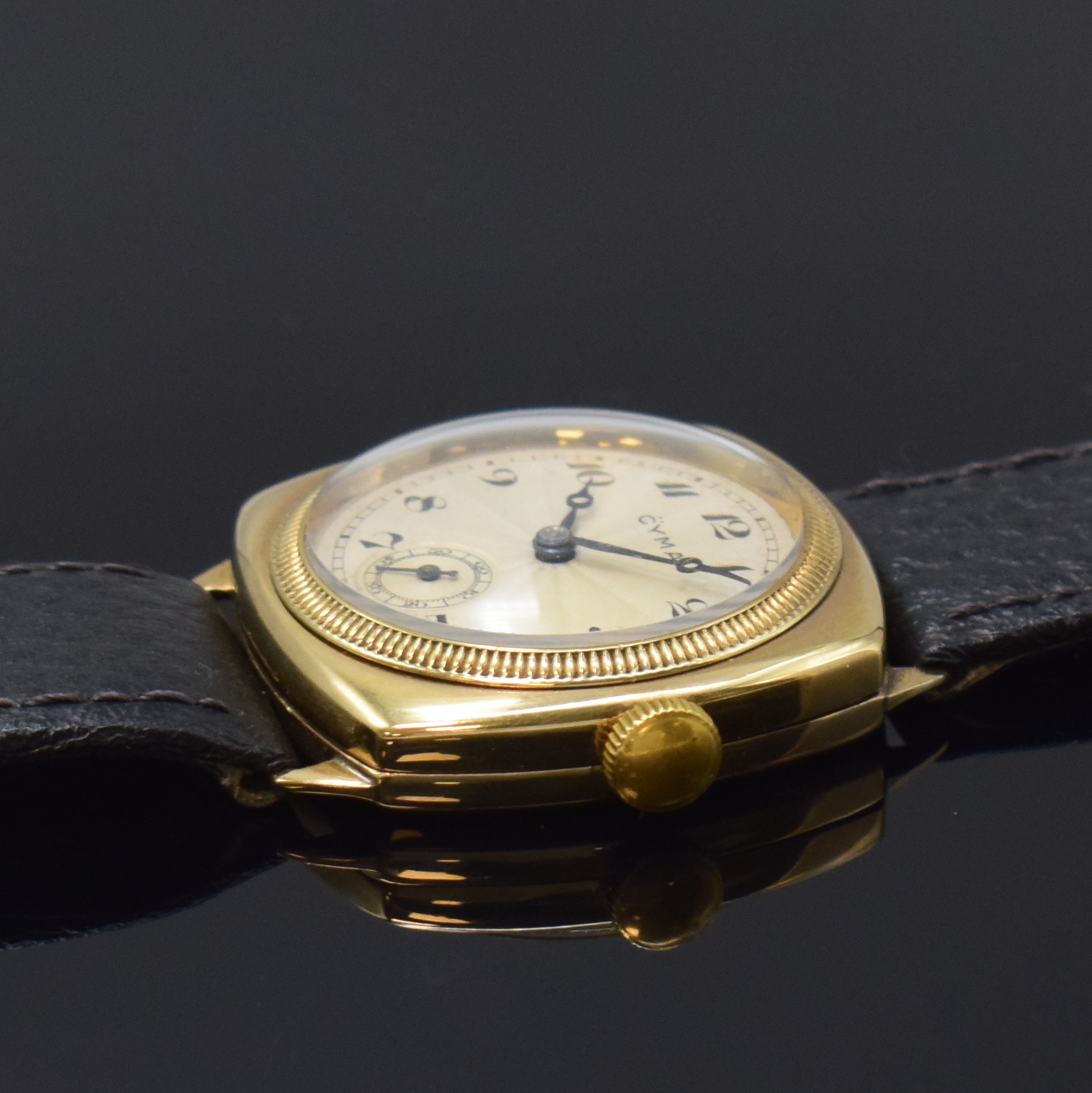 Detail b: CYMA / F. BORGEL frühe verschraubte Armbanduhr in GG 375/000, Schweiz um 1940, Handaufzug, Carré-Cambré Geh., über Riffel-Lünette verschr., Werk ...