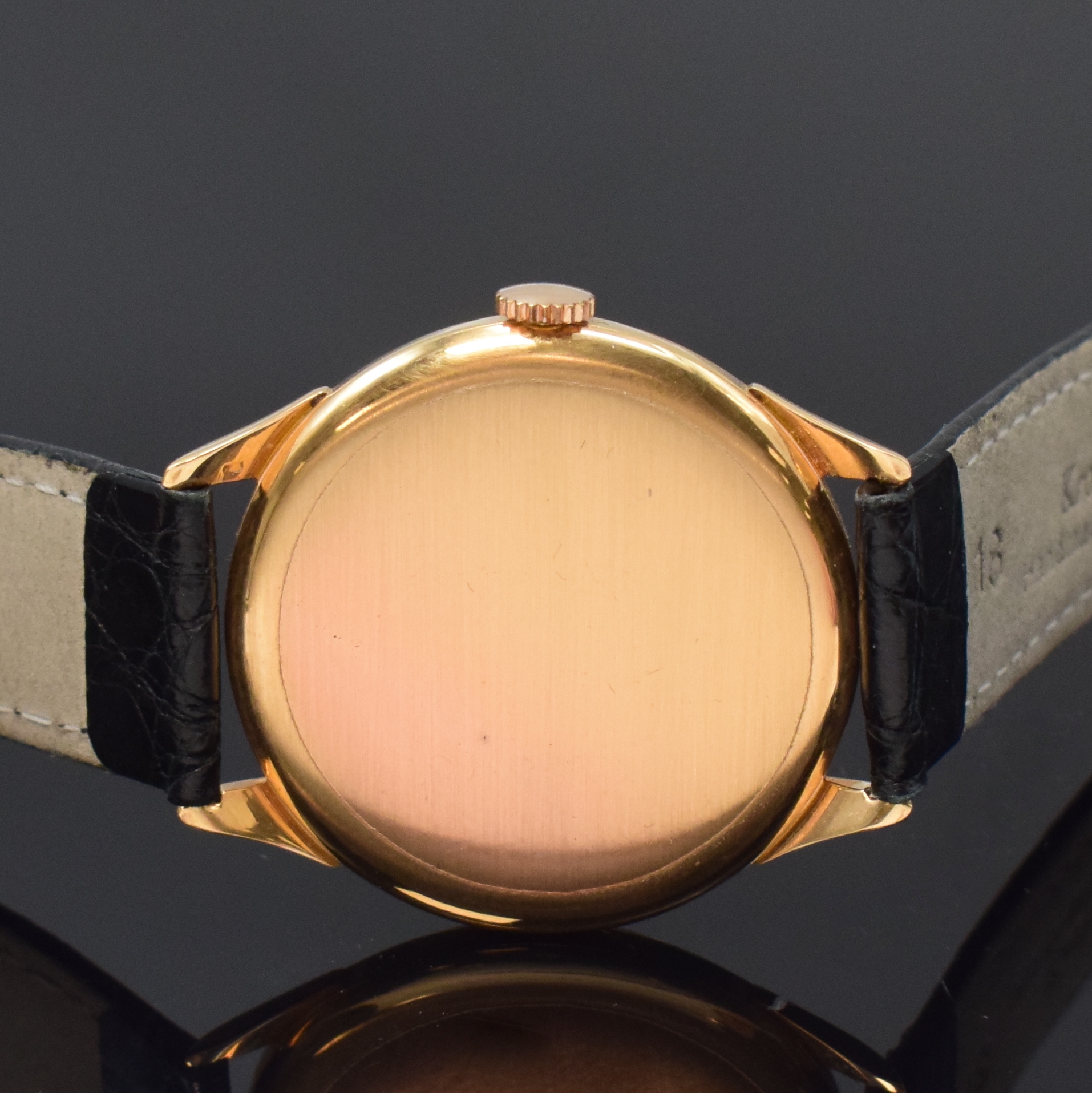 Detail b: LONGINES 30L Herrenarmbanduhr Referenz 6846 in RG 750/000, Schweiz um 1957, Handaufzug, 3 -tlg. Geh., Boden u. Glasrand aufgedr., schwarzes Zifferbl. ...