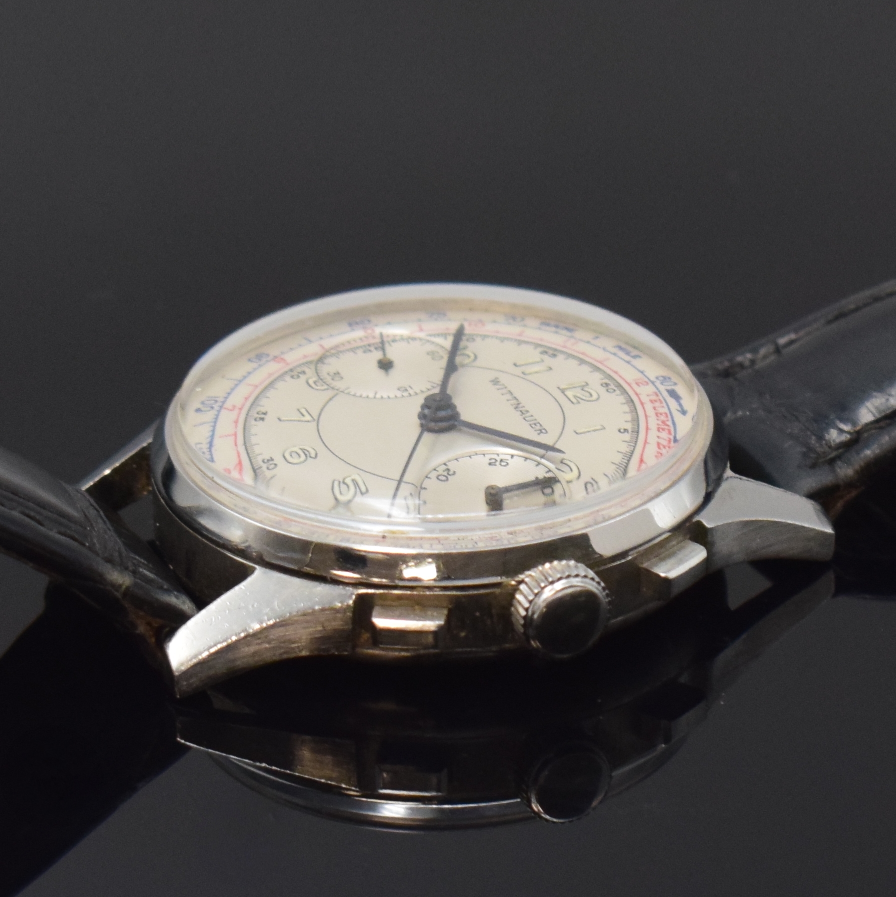 Detail b: WITTNAUER Schaltradchronograph in Stahl, Schweiz um 1945, Handaufzug, 3-tlg. Geh., Boden u. Glasrand aufgedr., silb. Zifferbl. rest., gebl. Zeiger, ...