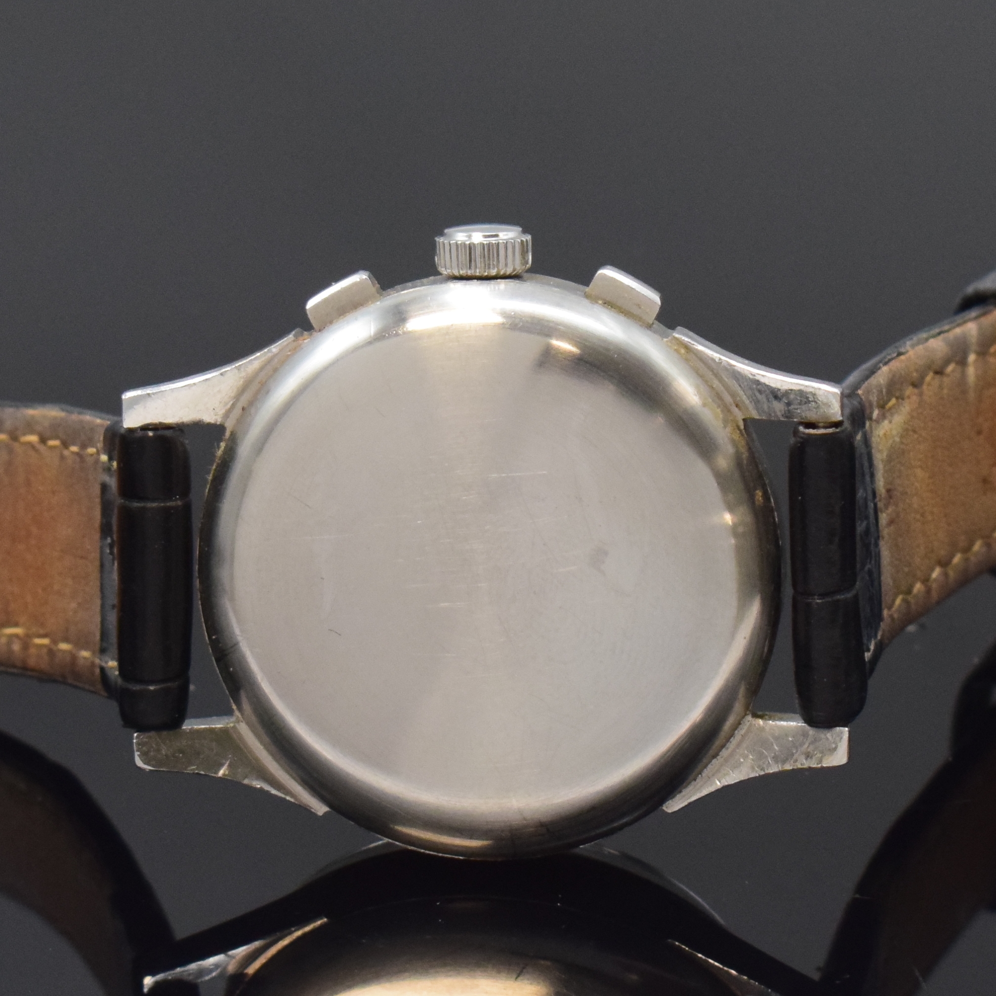 Detail c: WITTNAUER Schaltradchronograph in Stahl, Schweiz um 1945, Handaufzug, 3-tlg. Geh., Boden u. Glasrand aufgedr., silb. Zifferbl. rest., gebl. Zeiger, ...