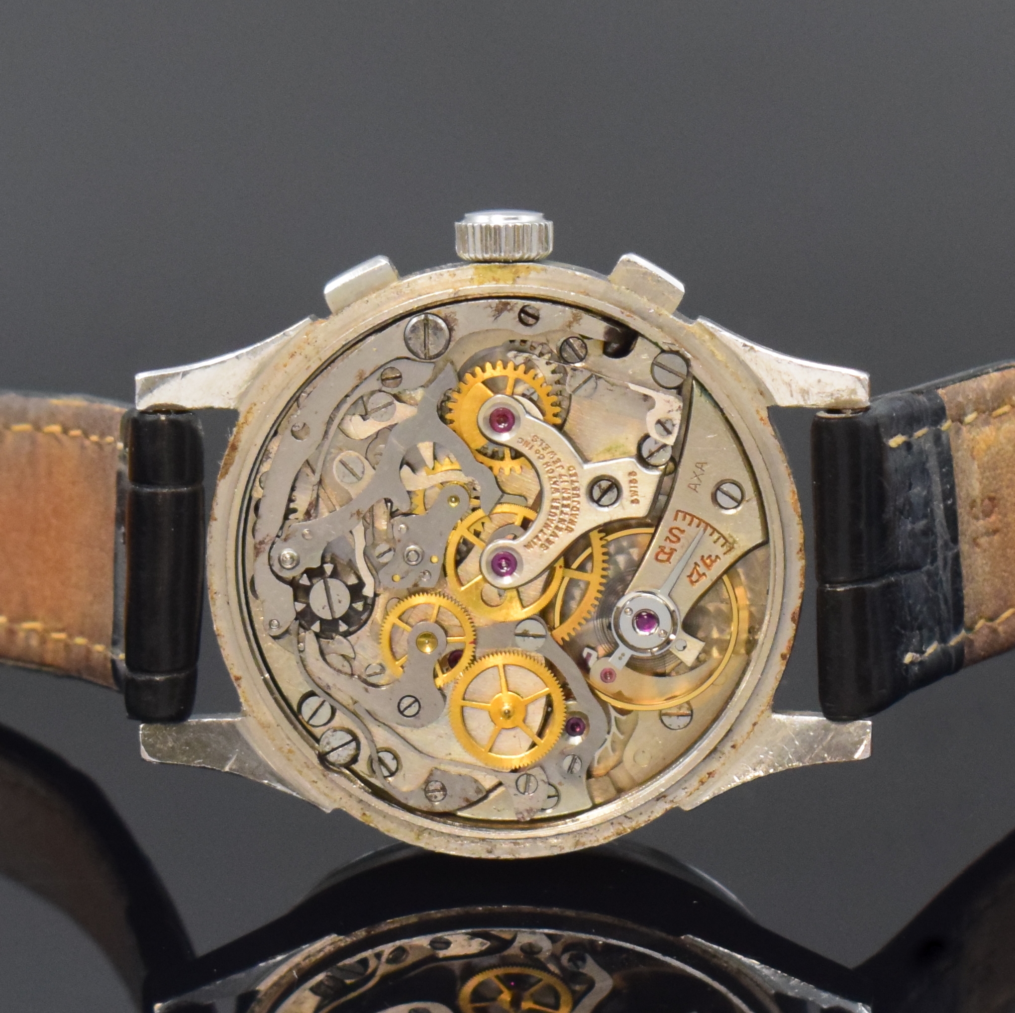 Detail d: WITTNAUER Schaltradchronograph in Stahl, Schweiz um 1945, Handaufzug, 3-tlg. Geh., Boden u. Glasrand aufgedr., silb. Zifferbl. rest., gebl. Zeiger, ...