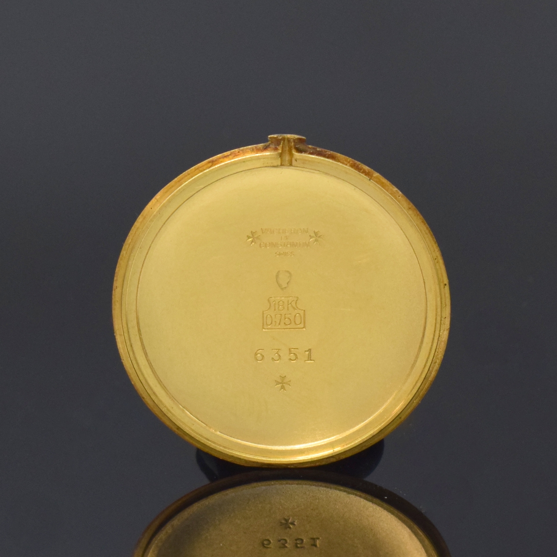 Detail e: VACHERON & CONSTANTIN flache elegante Armbanduhr Referenz 6351 in GG 750/000, Schweiz um 1965, Handaufzug, 2-tlg. Geh., Boden aufgedr., orig. Krone, ...