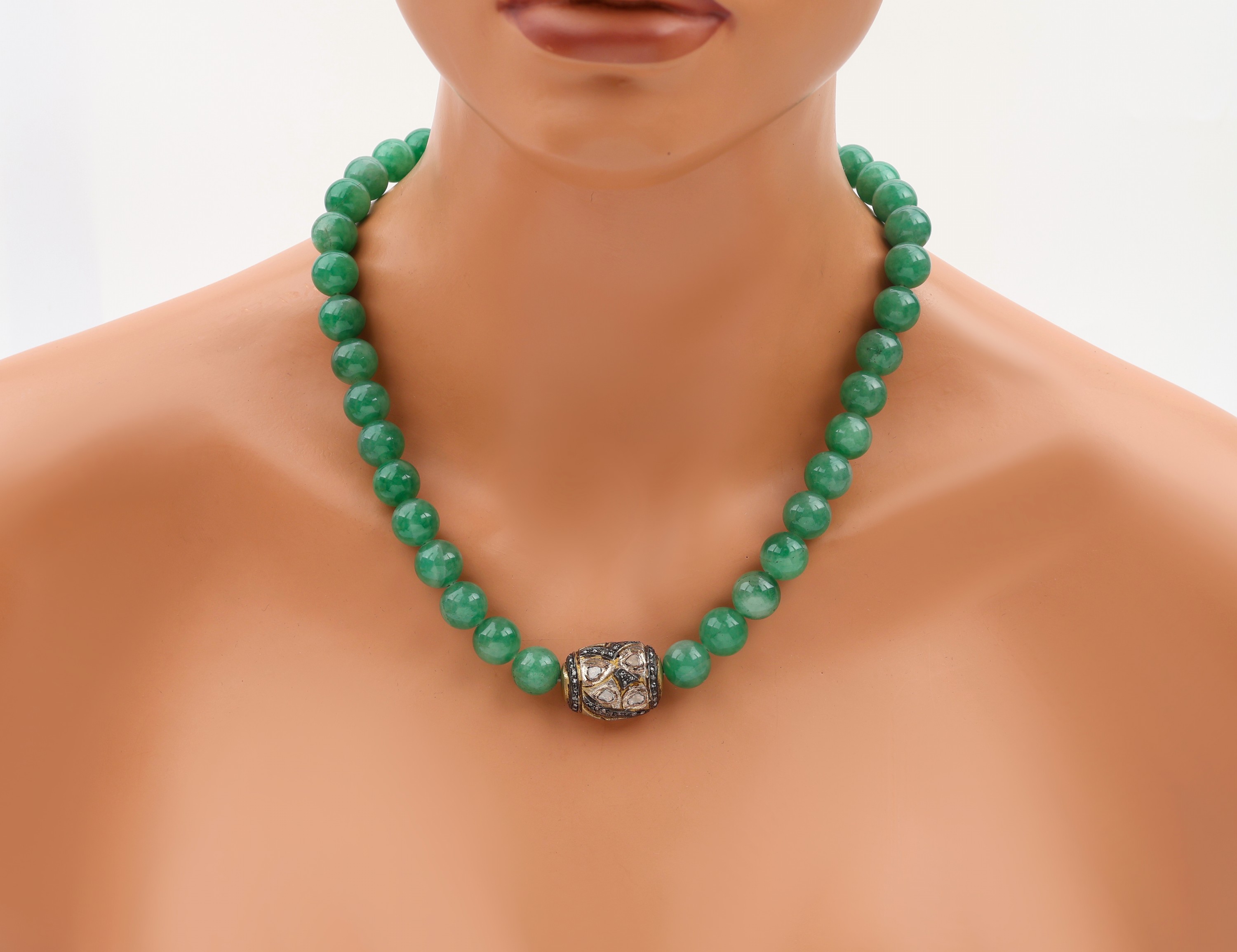 Detail a: Jade Collier mit Diamantrosen, Jadekugeln D. ca. 12 mm, Mittelteil Silber verg. z.T. geschwärzt besetzt mit Diamantrosen, 1 Stein fehlt, L. ca. ...