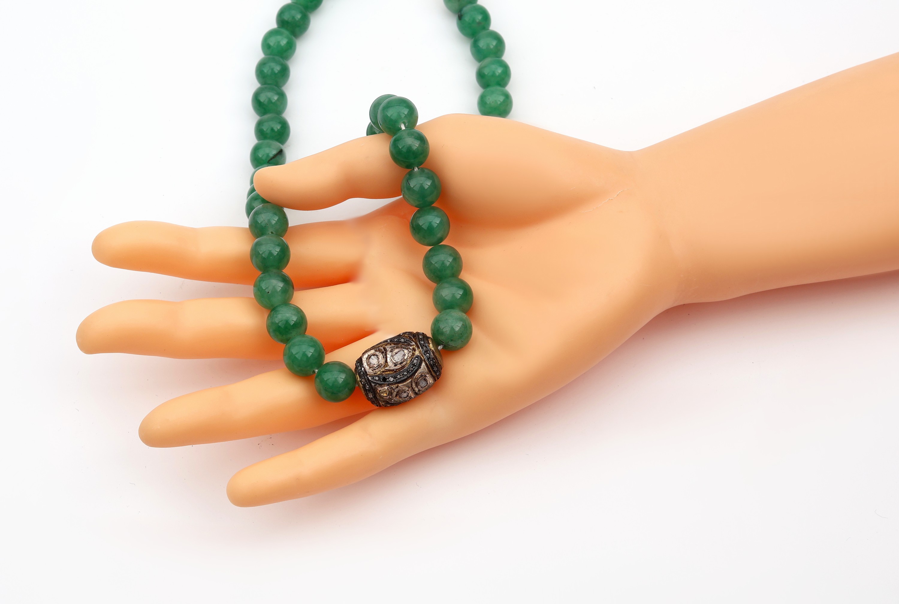 Detail b: Jade Collier mit Diamantrosen, Jadekugeln D. ca. 12 mm, Mittelteil Silber verg. z.T. geschwärzt besetzt mit Diamantrosen, 1 Stein fehlt, L. ca. ...